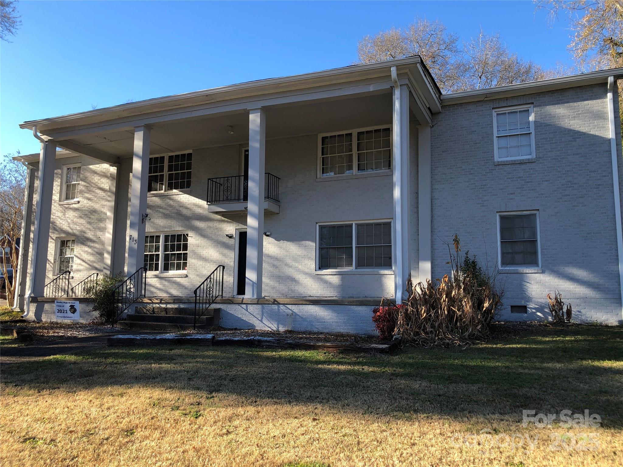 713 E Warren Street Property Photo 1