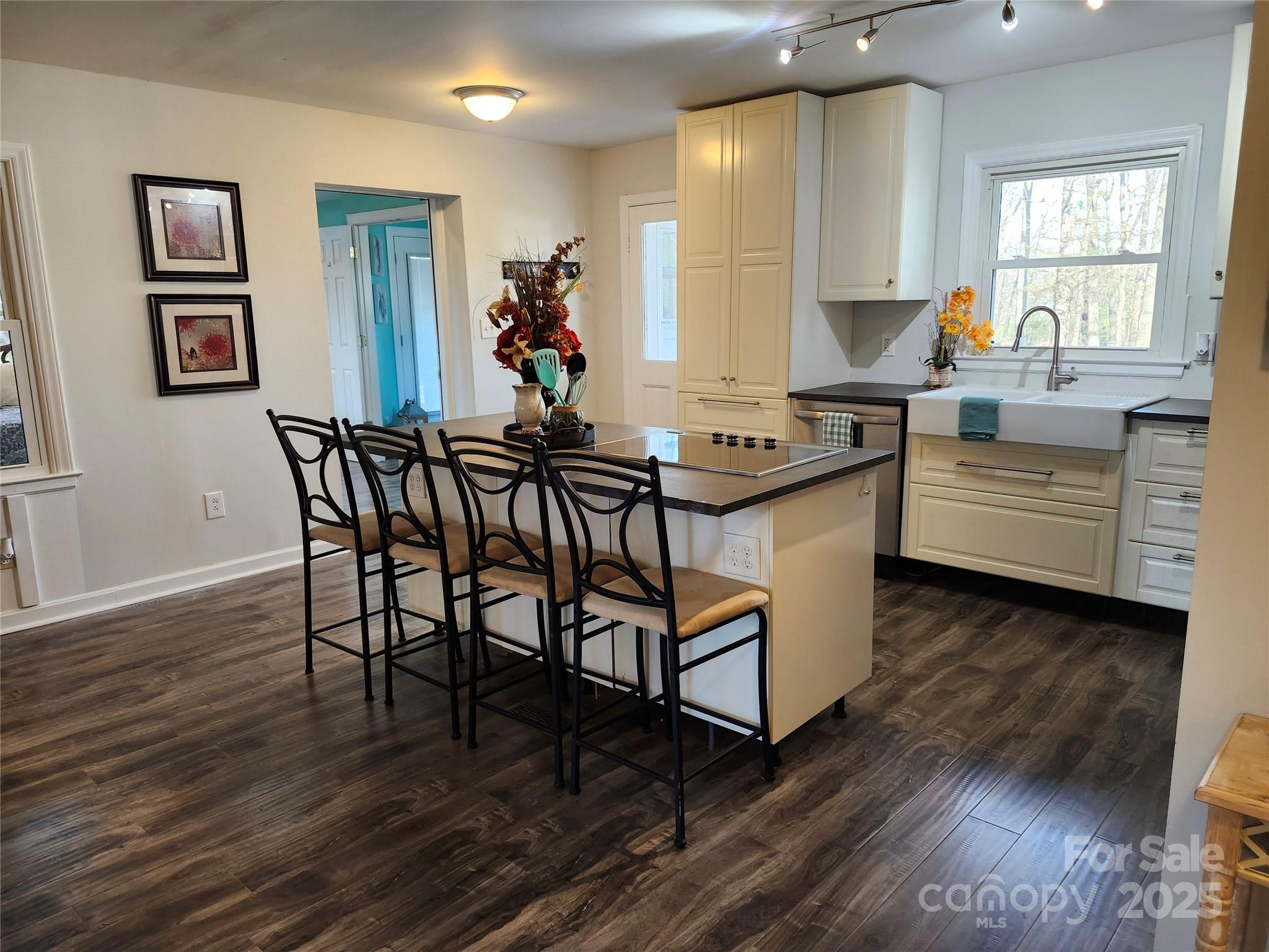 331 Sunderland Road Property Photo 6