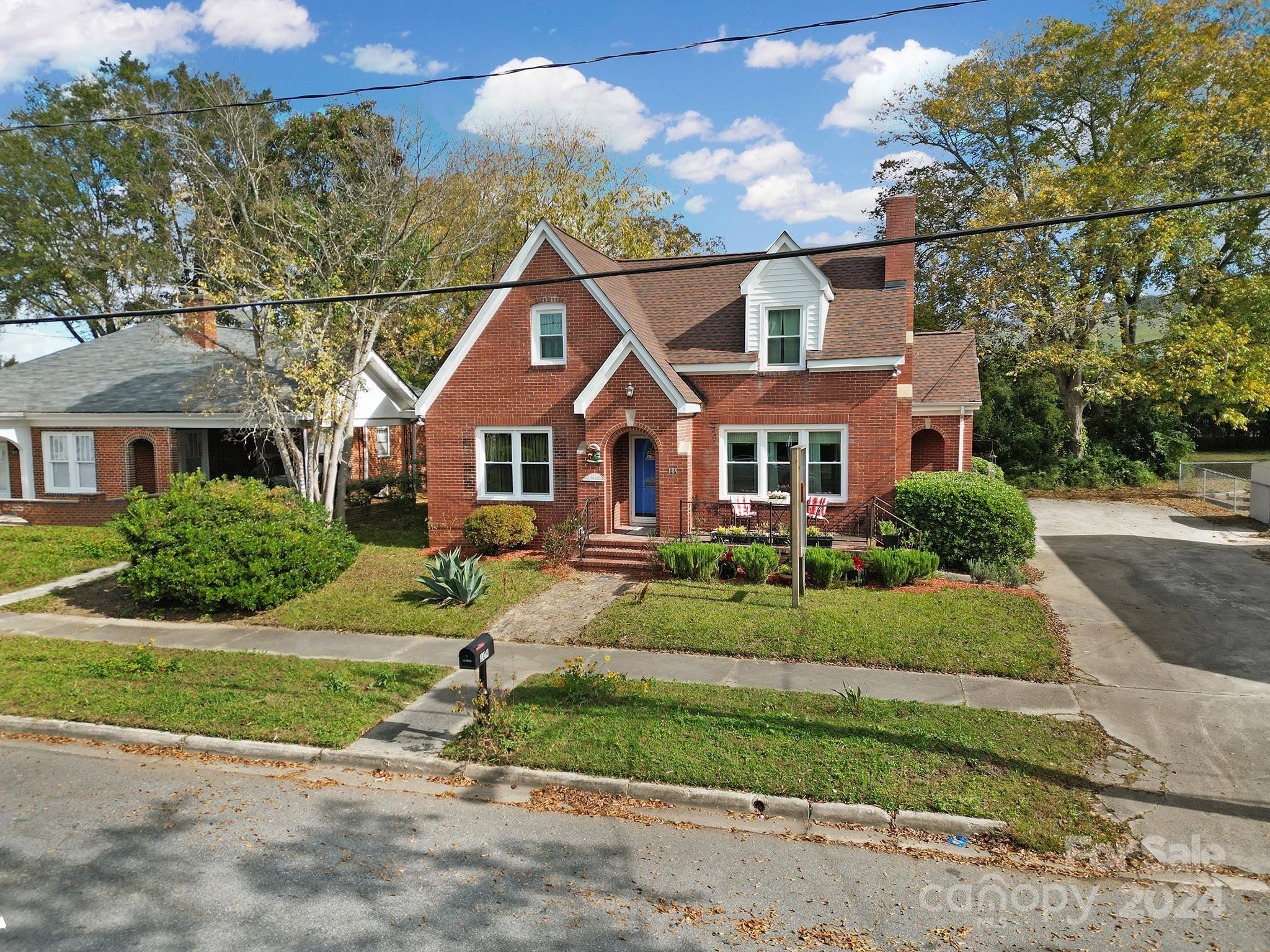 109 N York Street Property Photo 6