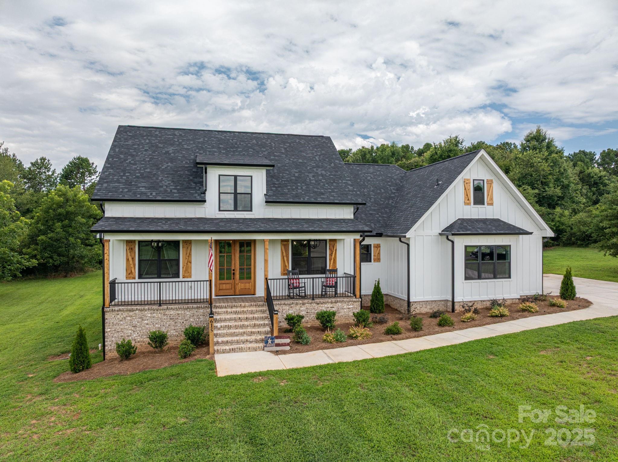 615 Sandycrest Drive Property Photo 1