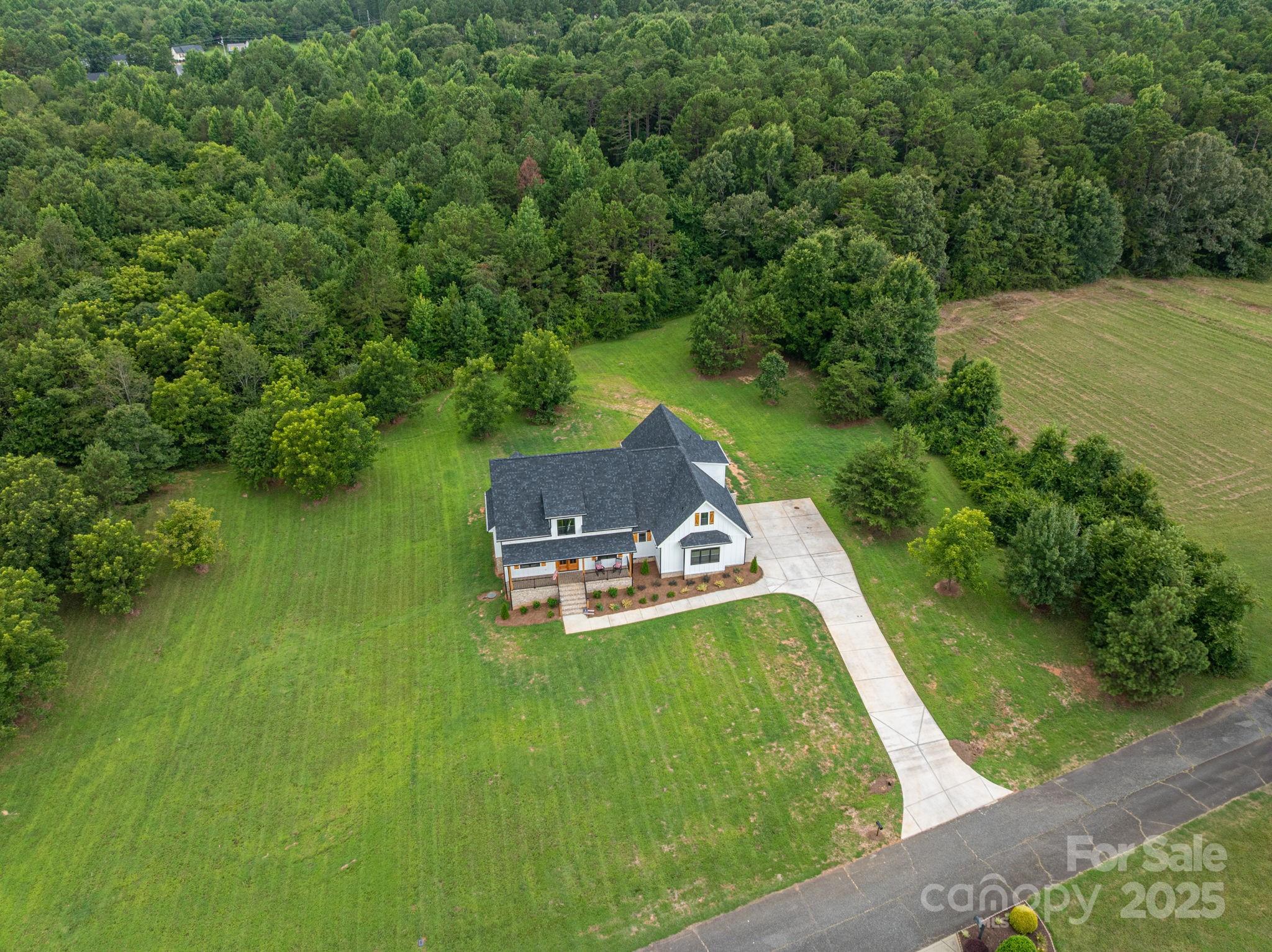 615 Sandycrest Drive Property Photo 2