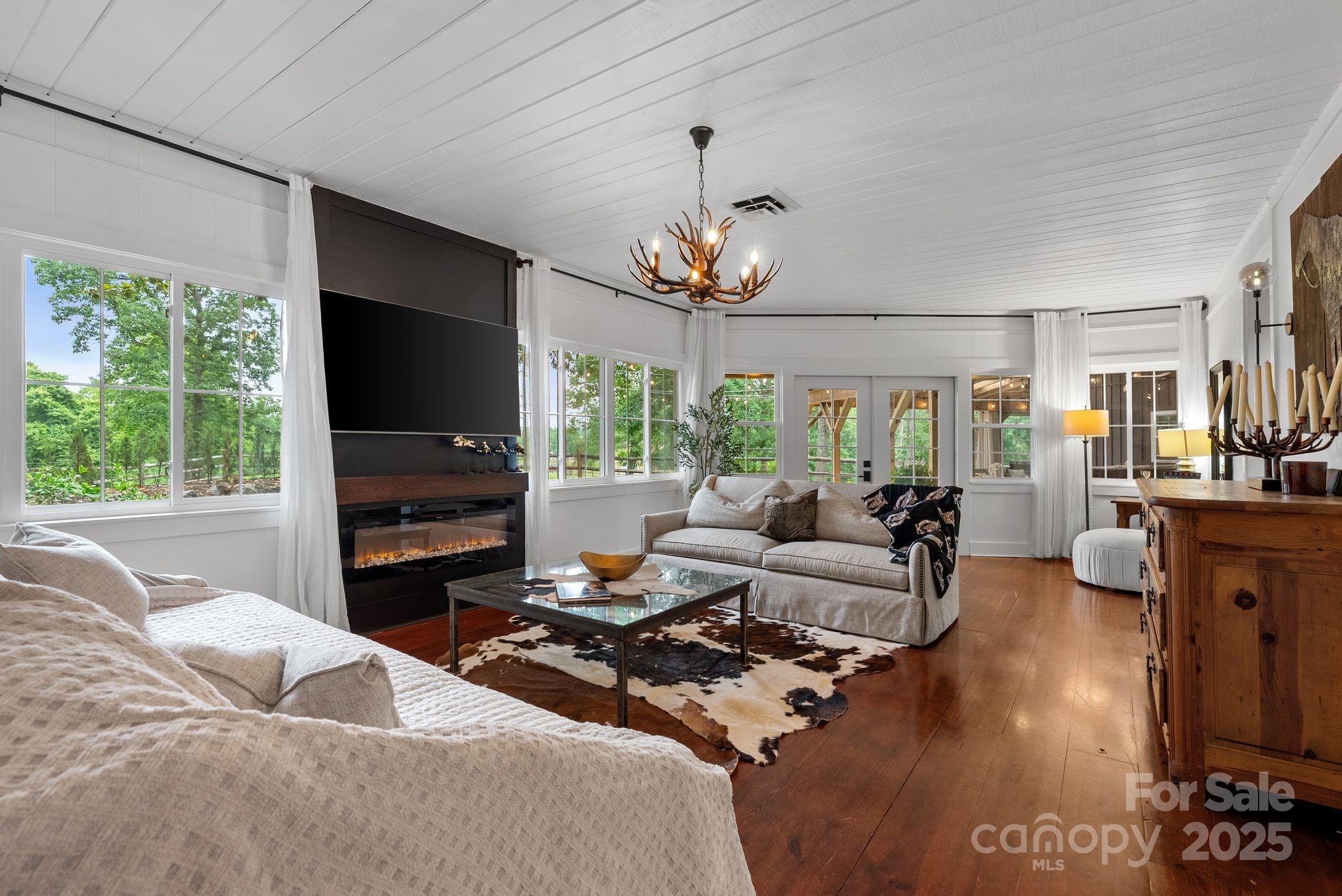 777 S River Road Property Photo 7