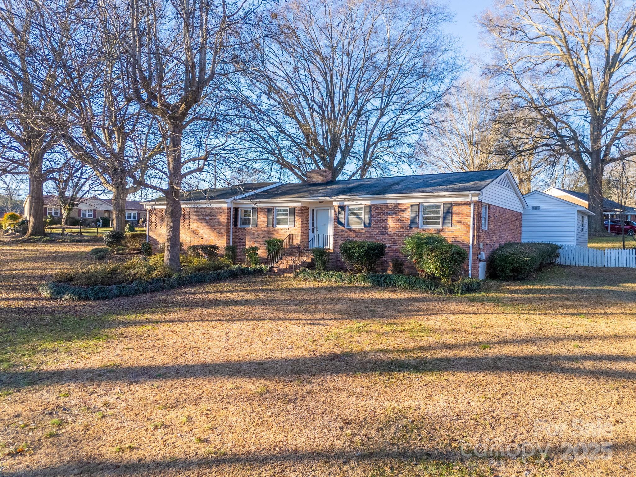1727 Hartford Drive Property Photo 1