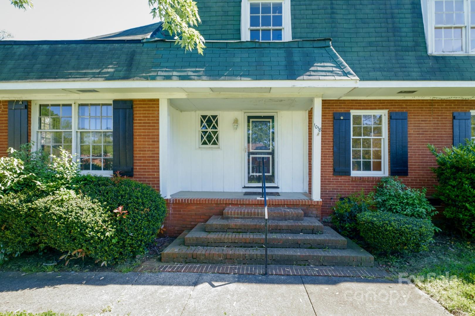 1018 Carysbrook Lane Property Photo 2