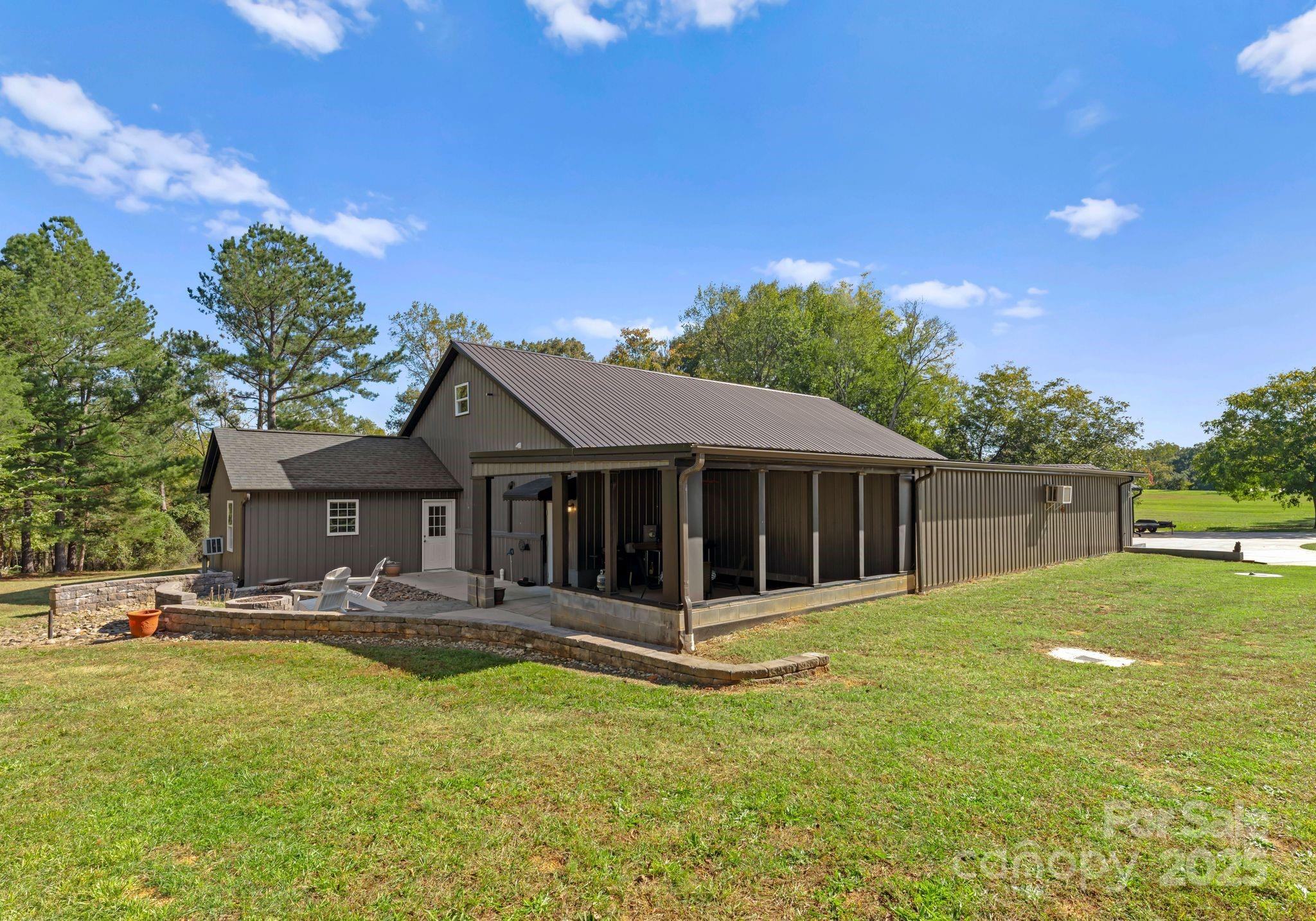 5070 Woodleaf Road Property Photo 3