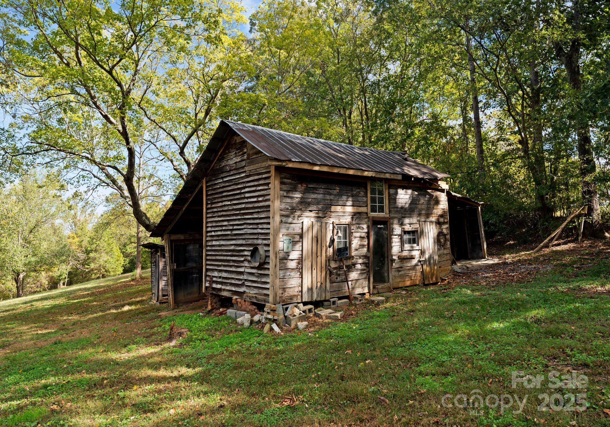 5070 Woodleaf Road Property Photo 7