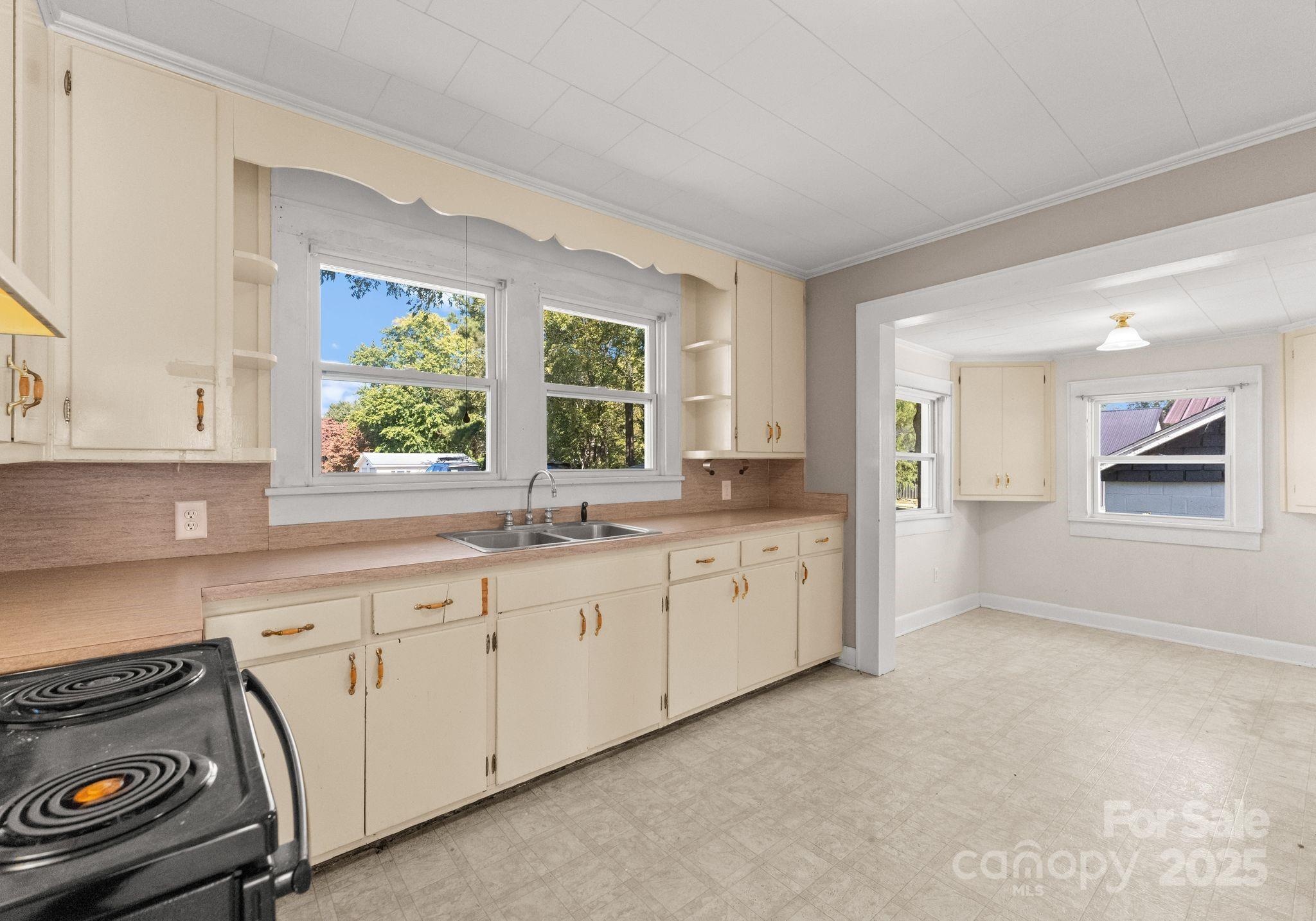 5070 Woodleaf Road Property Photo 14