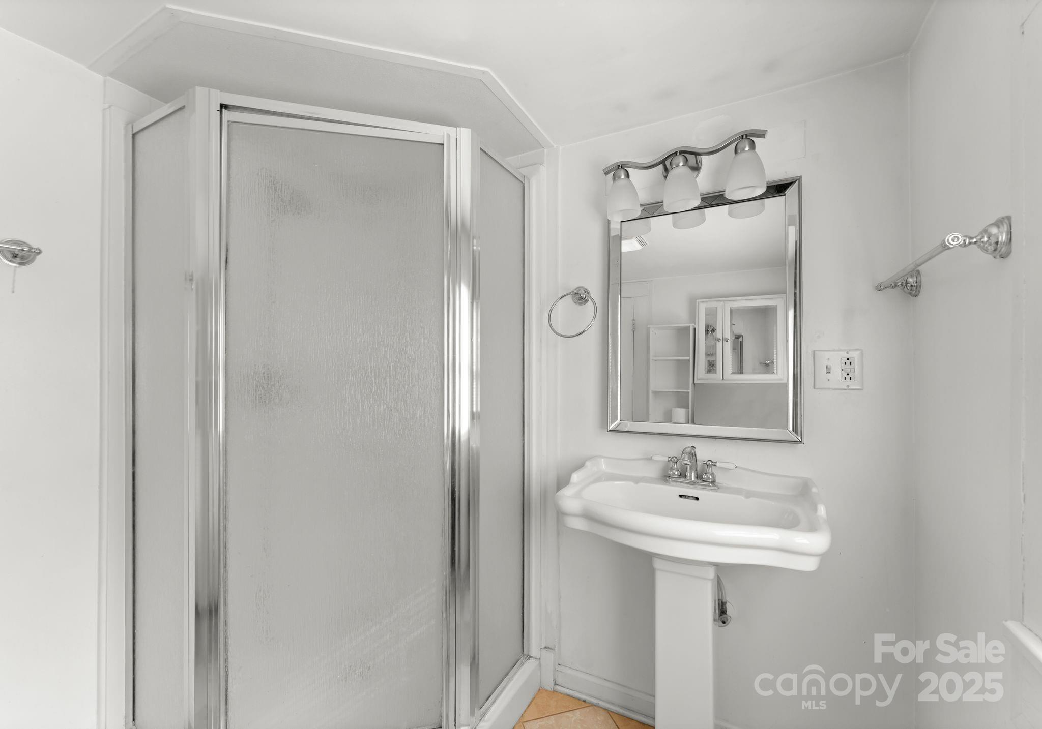 5070 Woodleaf Road Property Photo 17