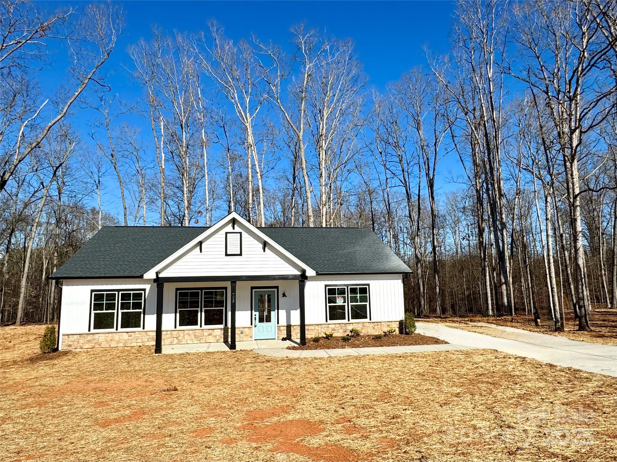 723 E Memorial Highway Property Photo