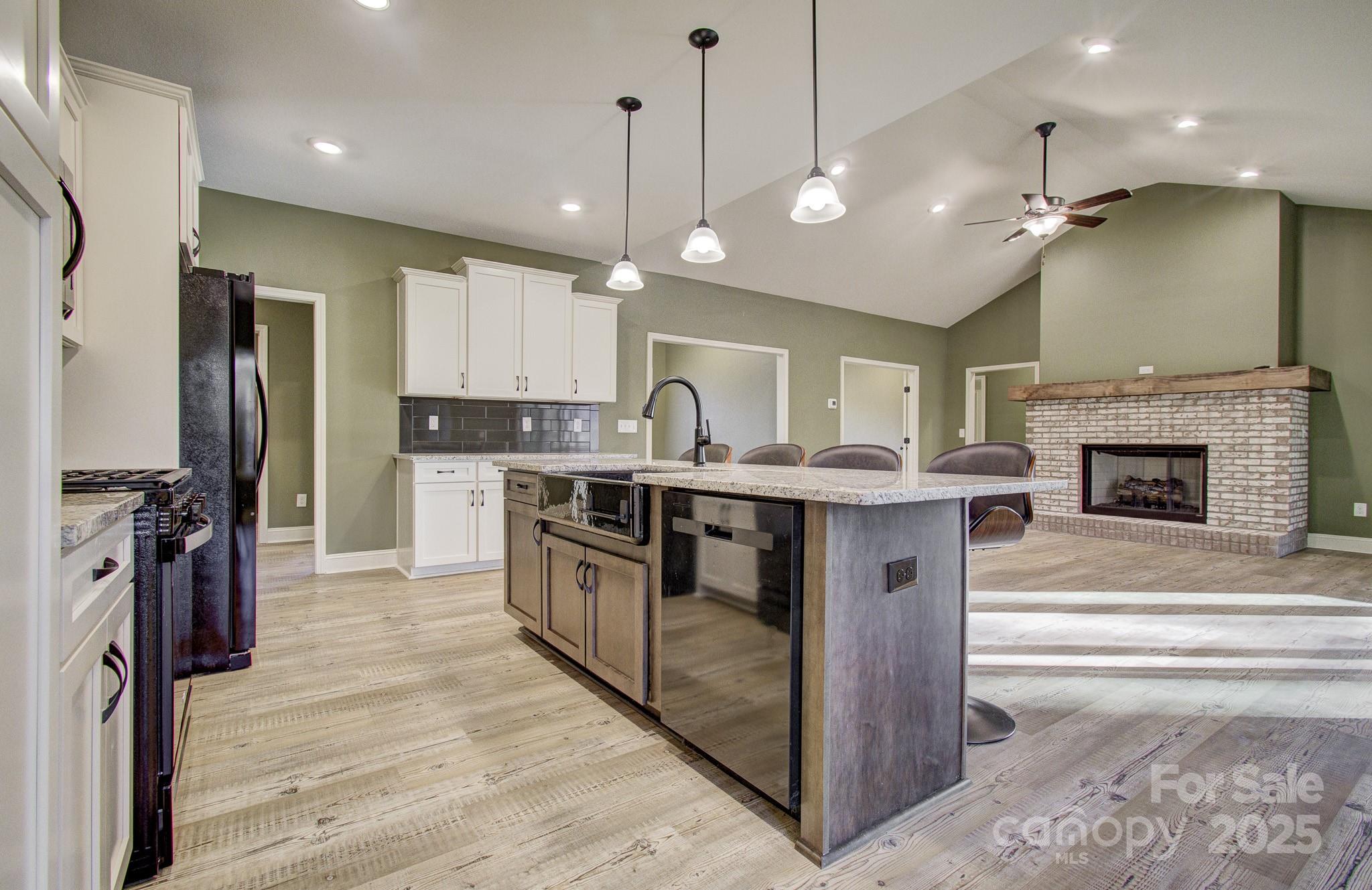 140 Cove Crest Drive Property Photo 6