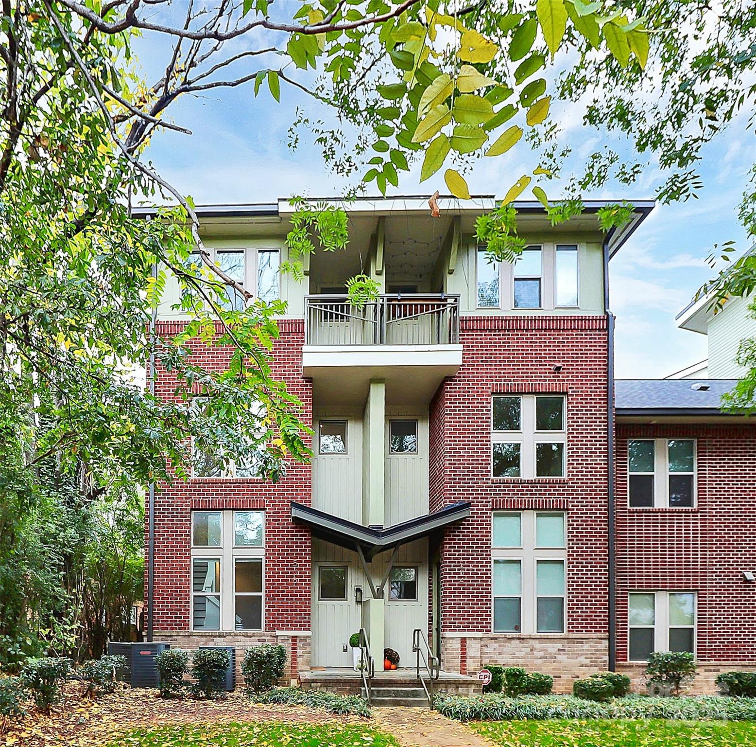 1500 Kenilworth Real Estate Listings Main Image