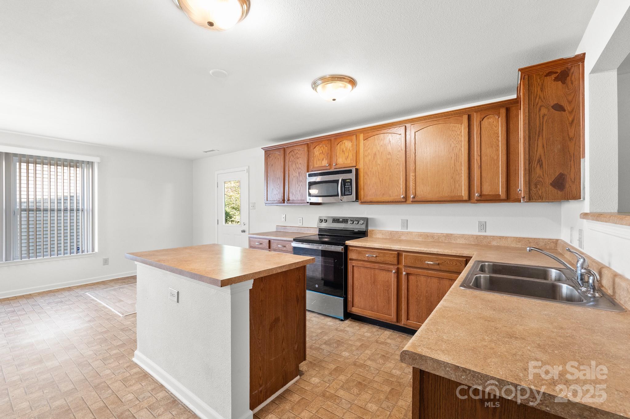 2318 Sweet Flag Court Property Photo 2