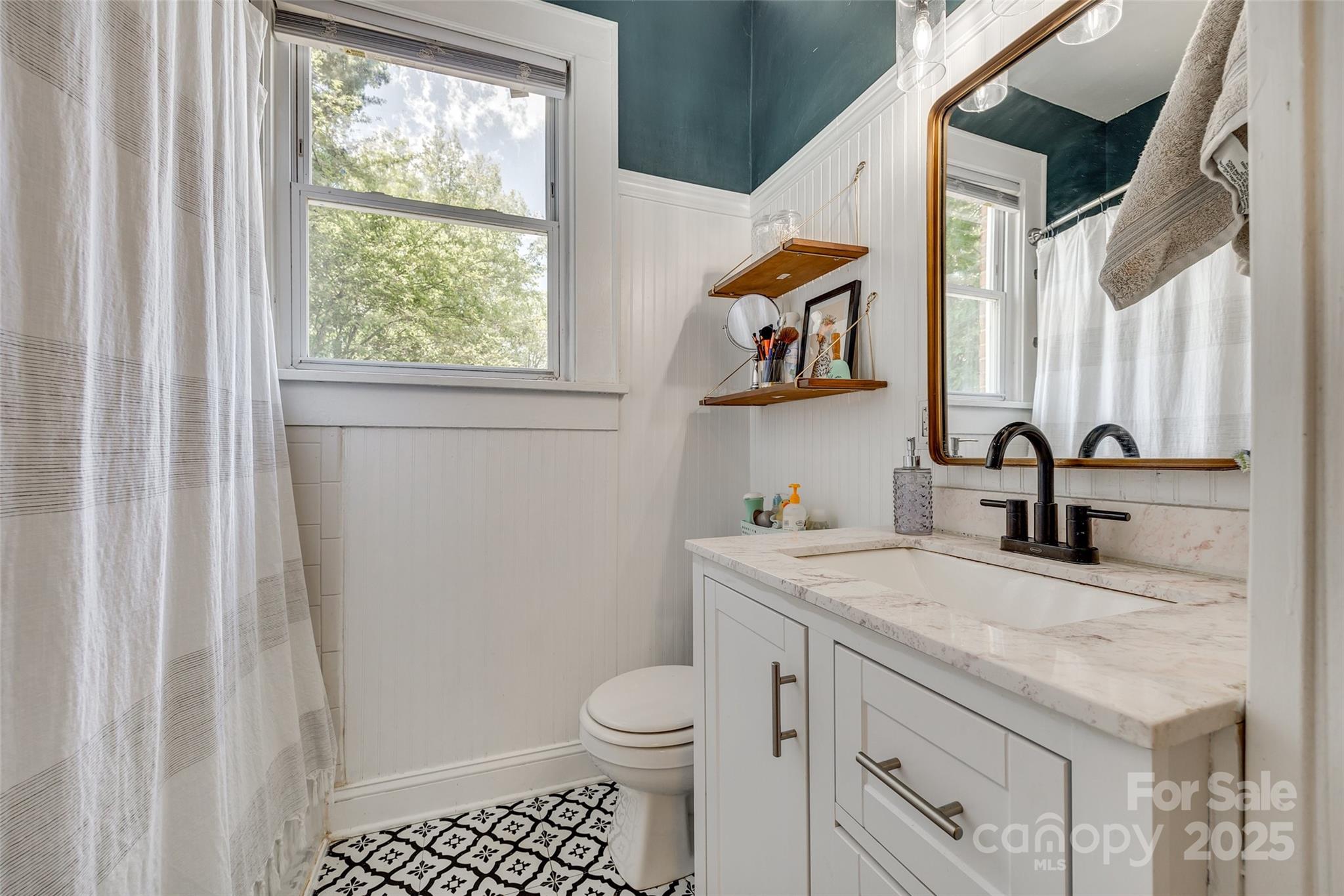 915 Finley Road Property Photo 10