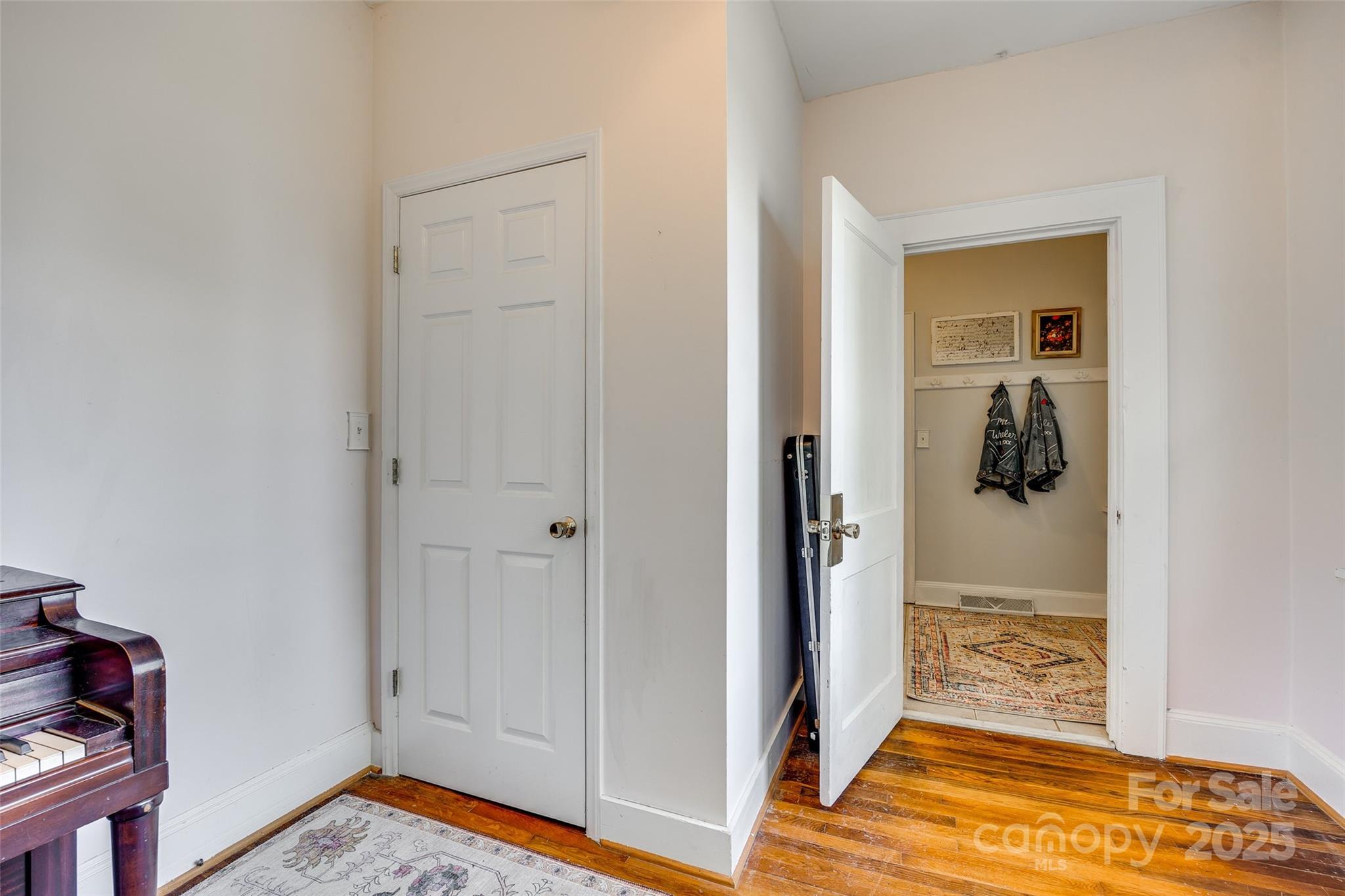 915 Finley Road Property Photo 14