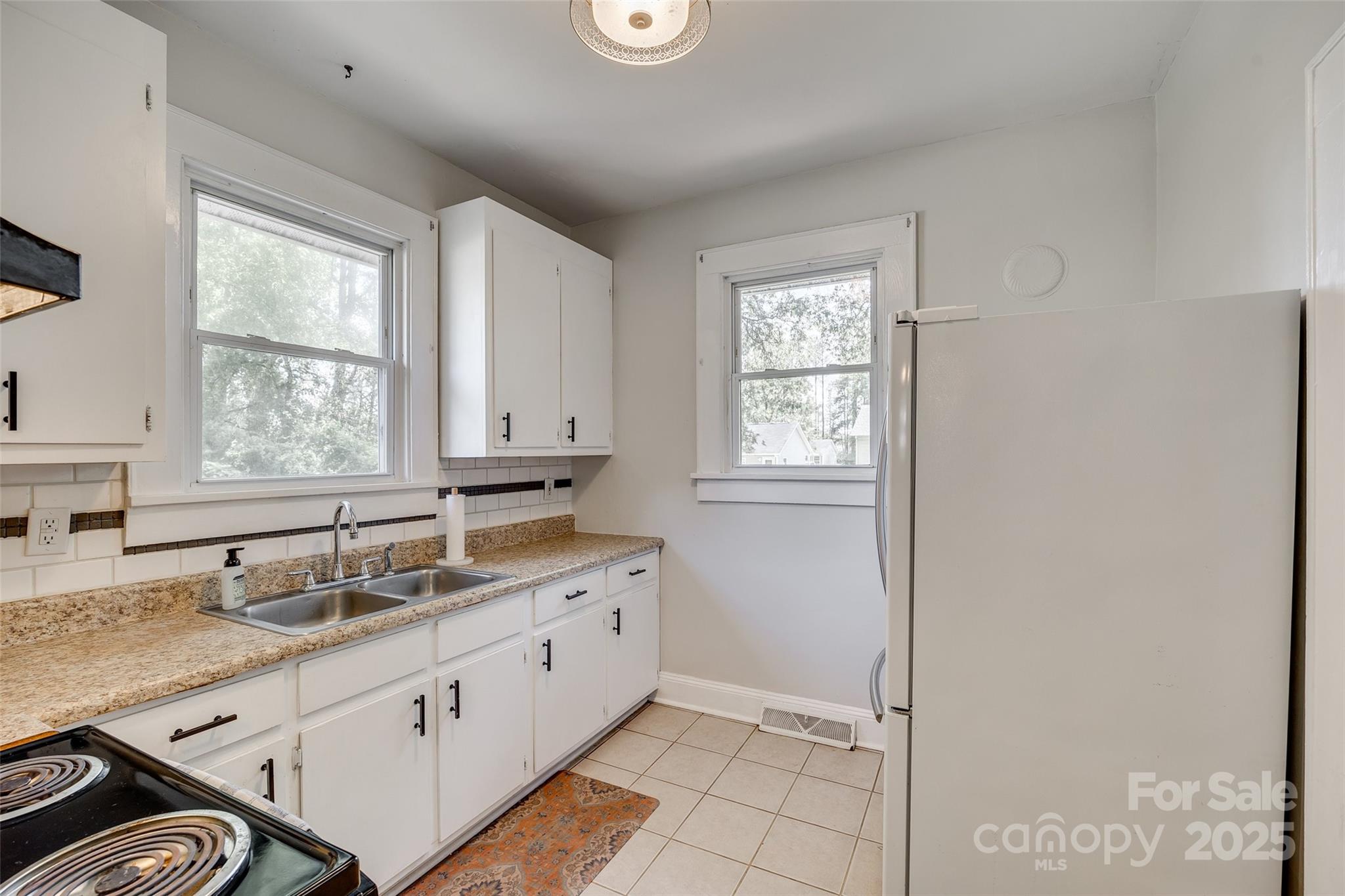 915 Finley Road Property Photo 16