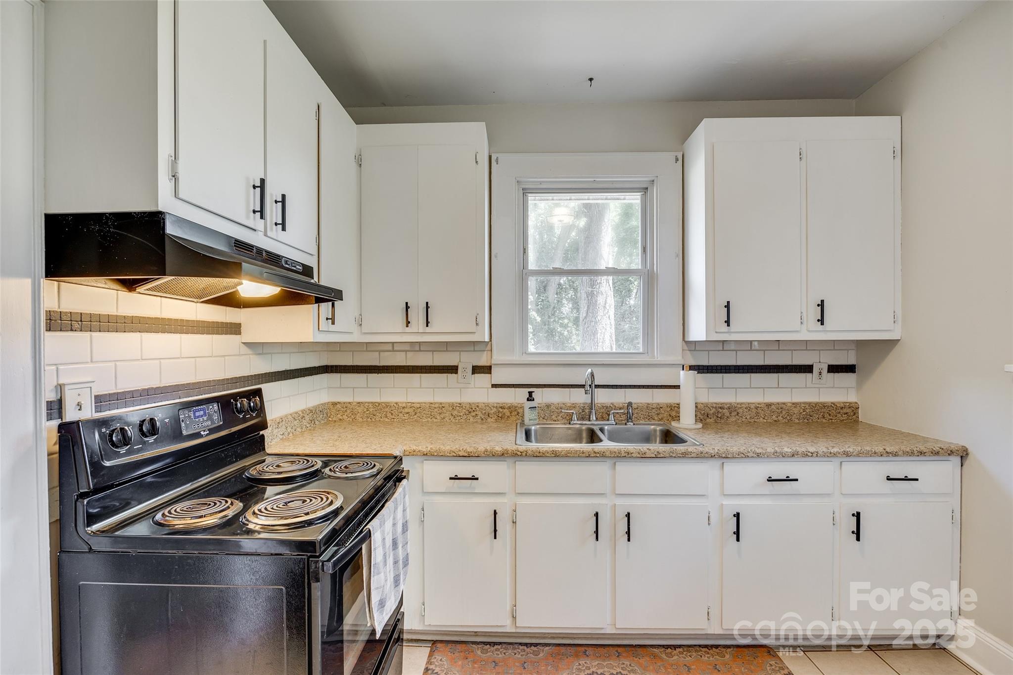 915 Finley Road Property Photo 17