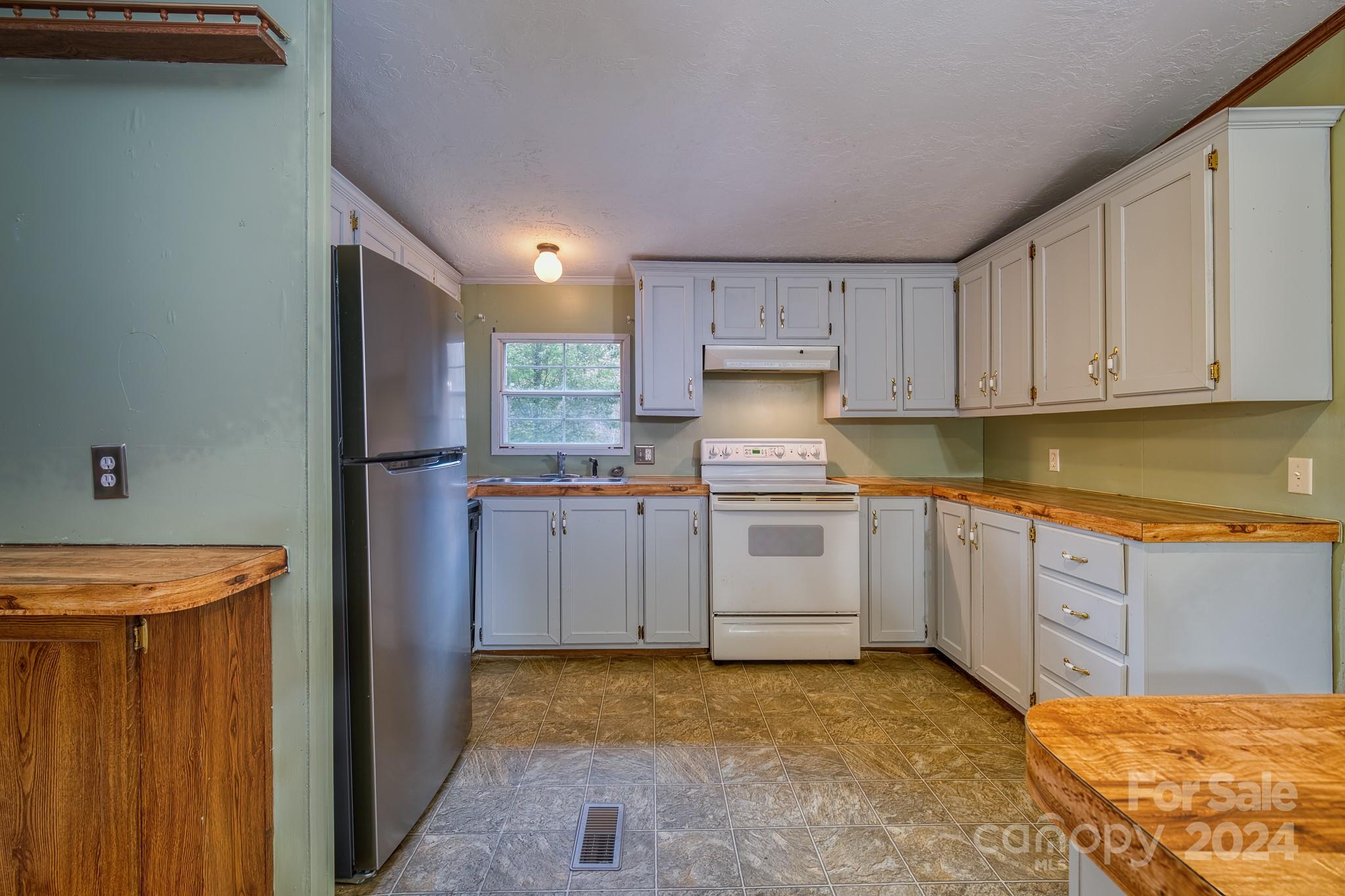 80 Viola Lane Property Photo 14