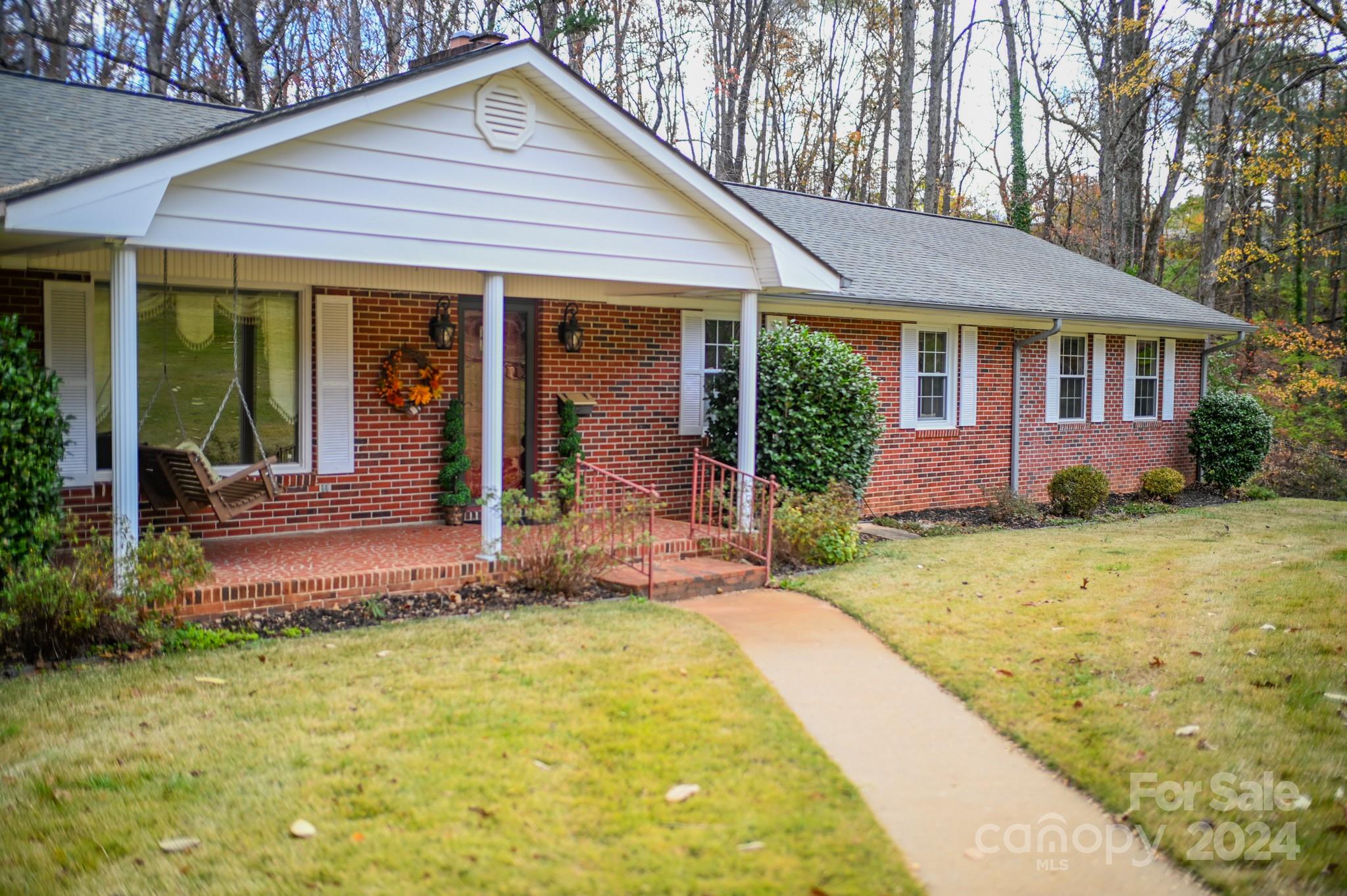 183 Creekside Drive Property Photo 2
