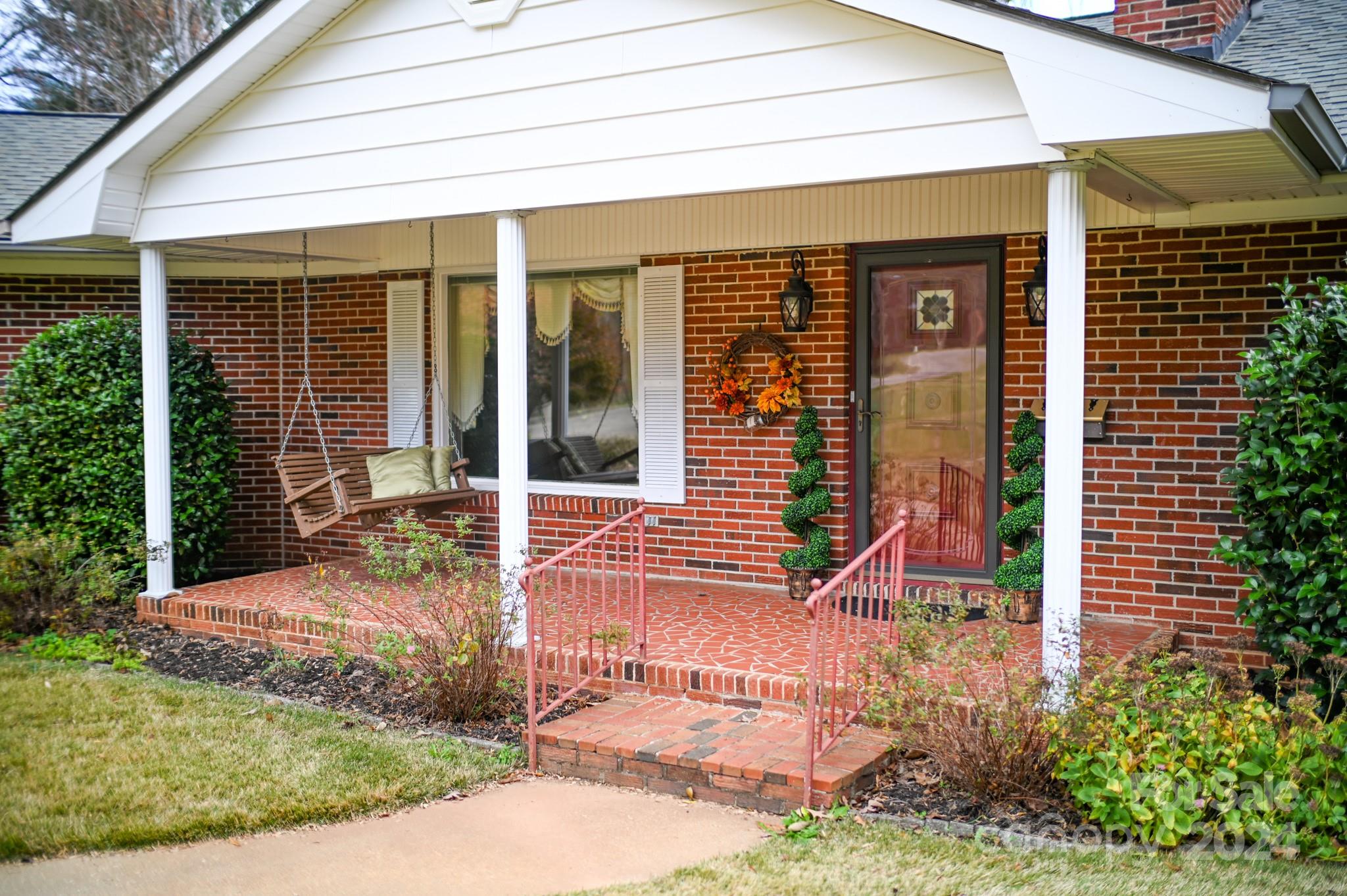 183 Creekside Drive Property Photo 3