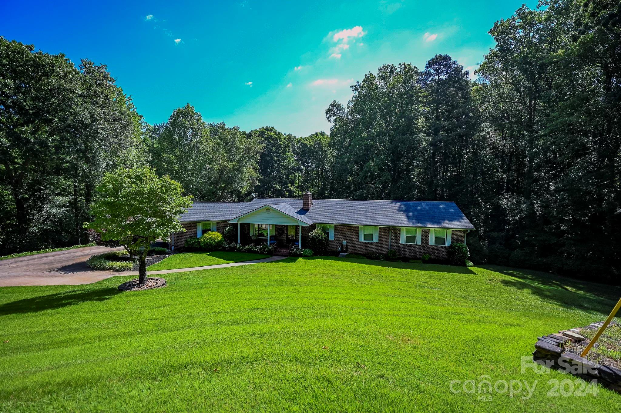 183 Creekside Drive Property Photo 4