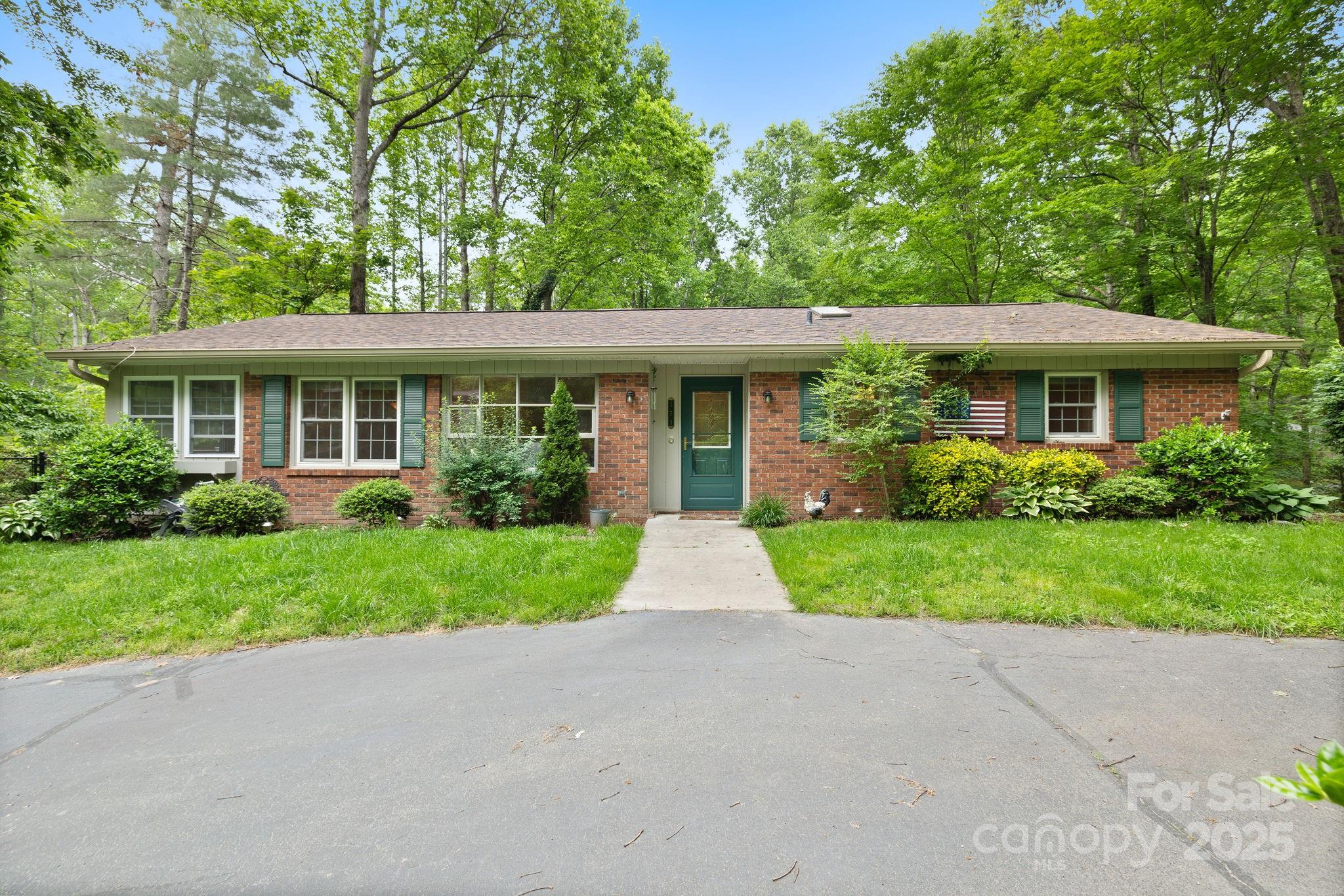 171 Surry Lane Property Photo 1