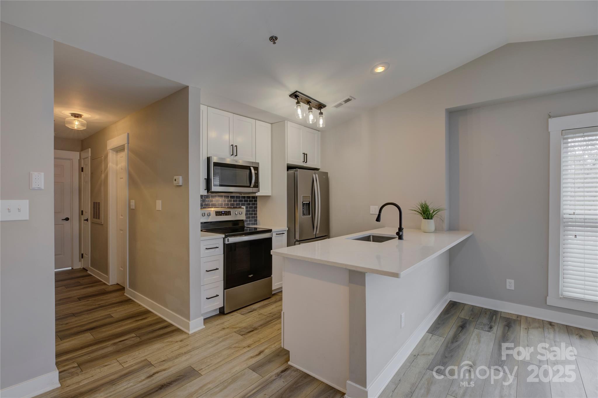 525 N Graham Street 3a Property Photo 5