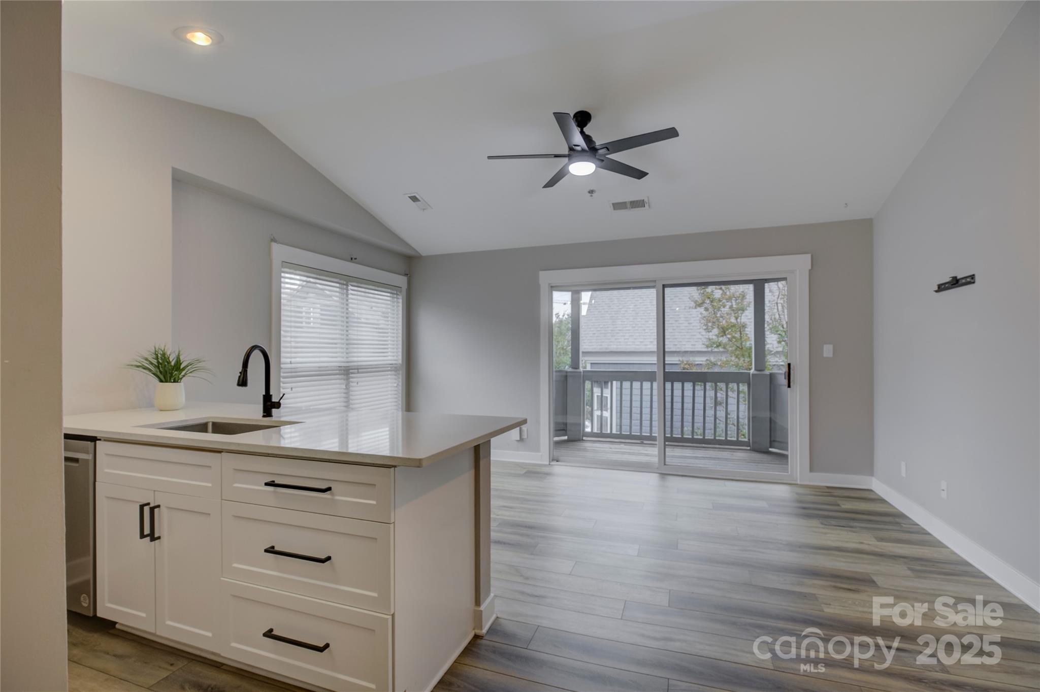 525 N Graham Street 3a Property Photo 6