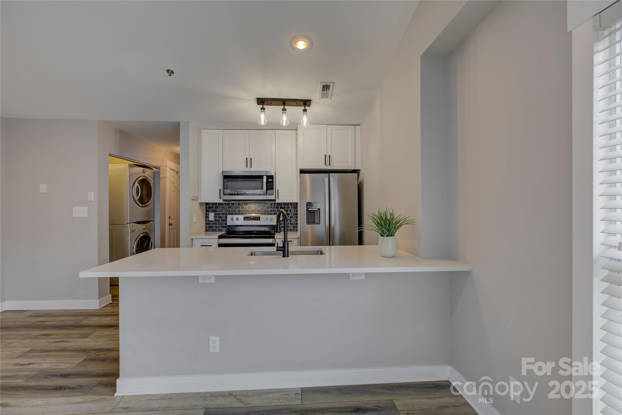 525 N Graham Street 3a Property Photo 7