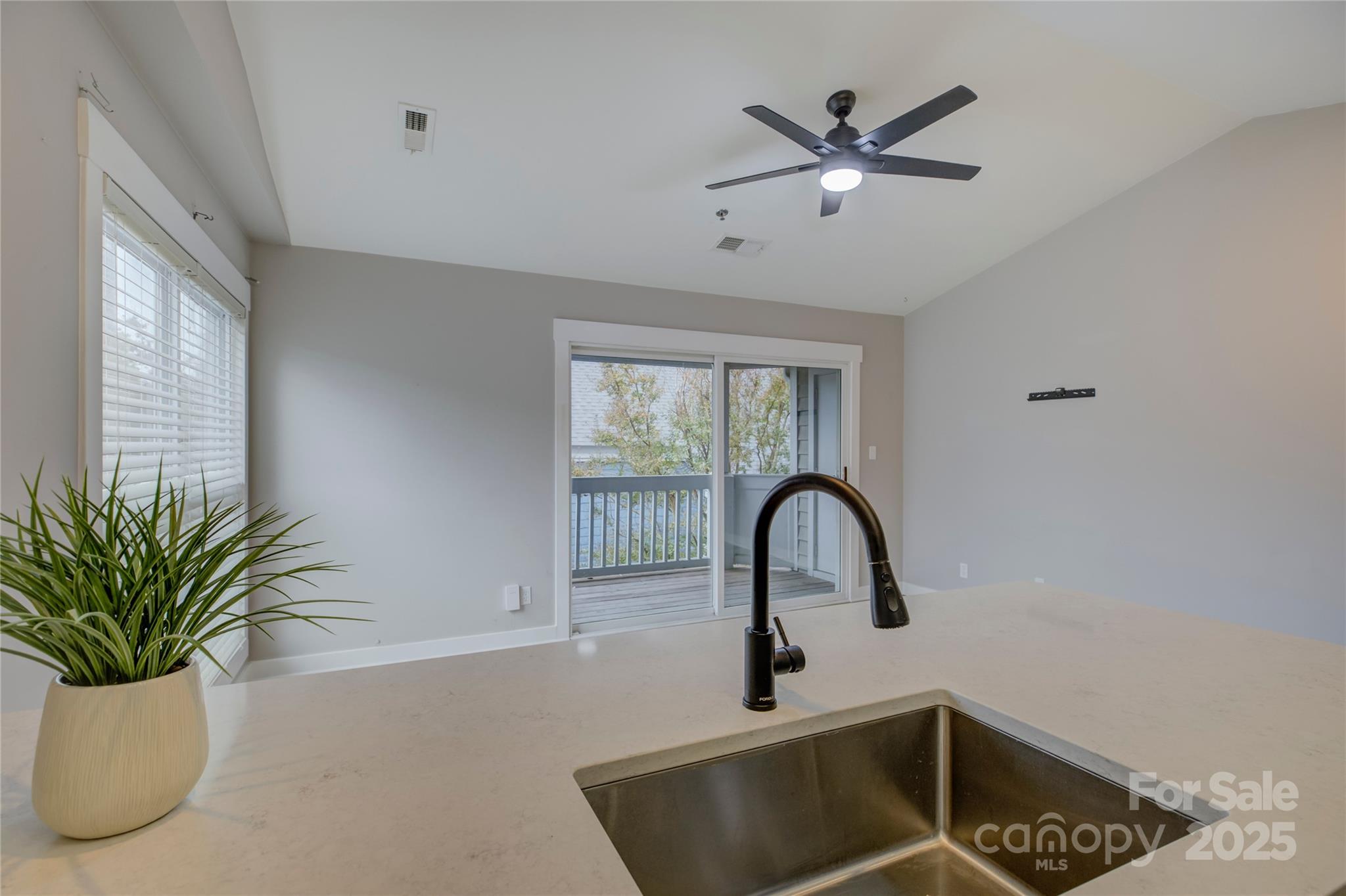 525 N Graham Street 3a Property Photo 9