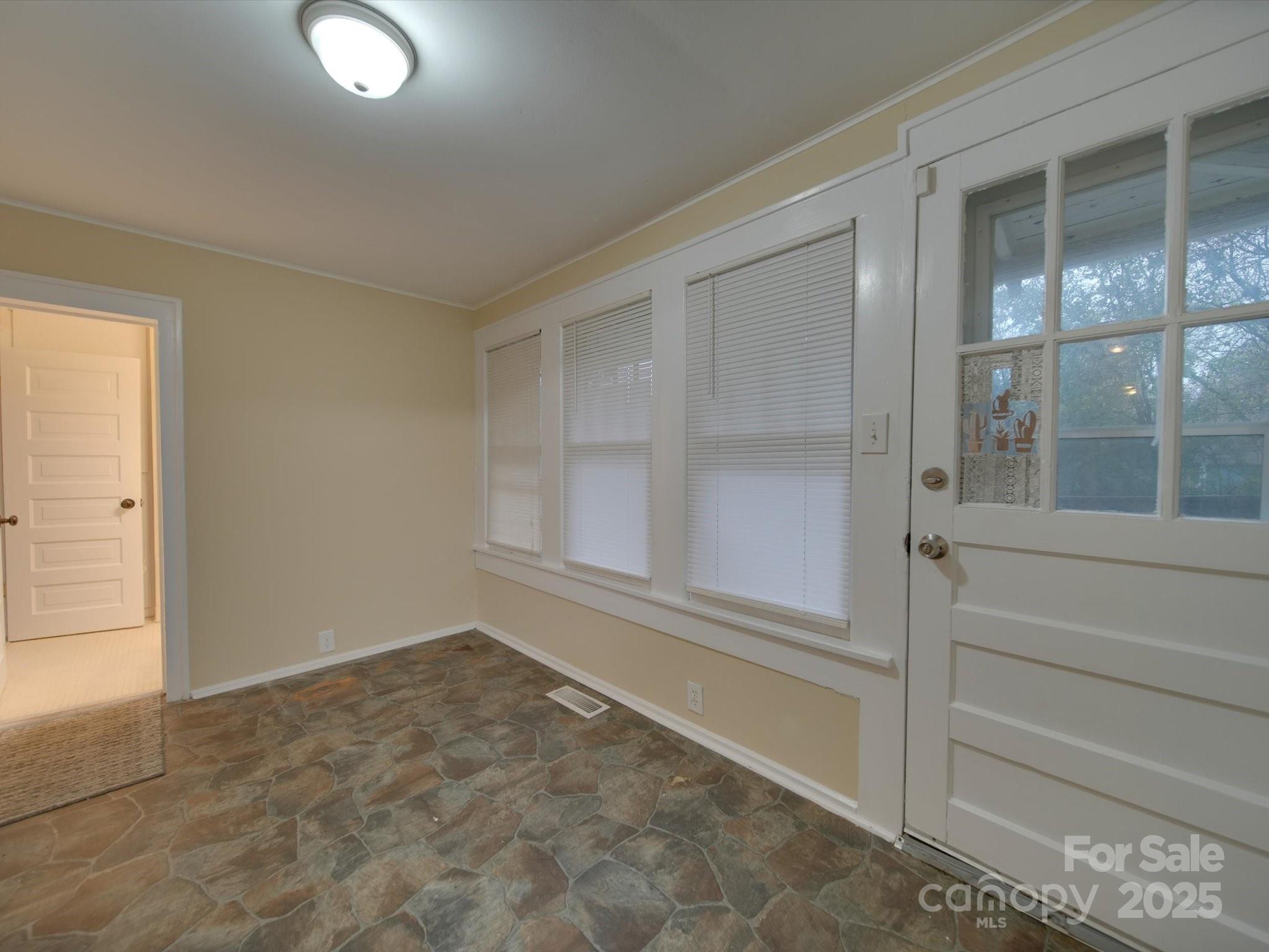 126 E Division Avenue Property Photo 18