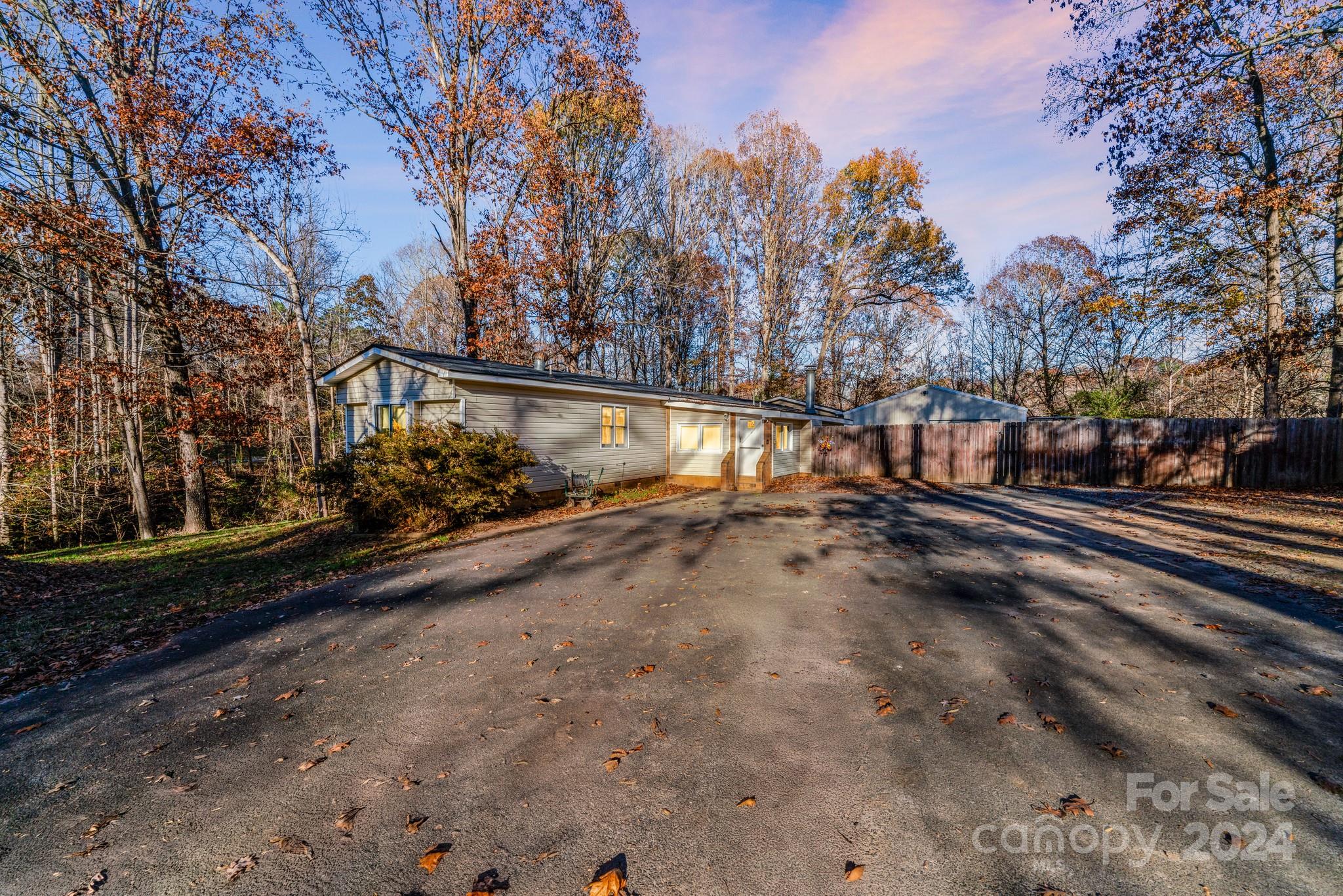 465 Lakedale Drive Property Photo 1