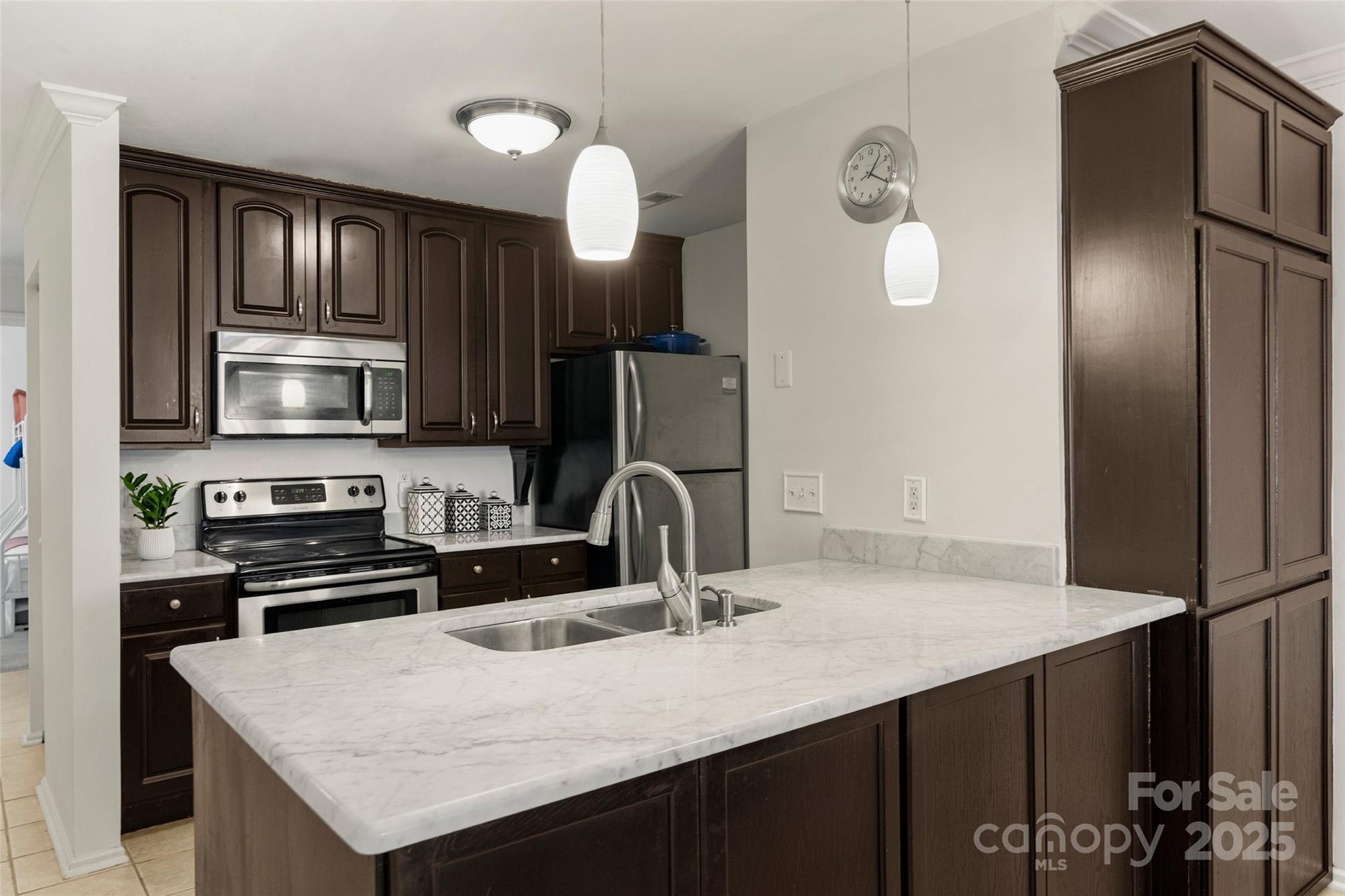 907 Southwest Drive Property Photo 10