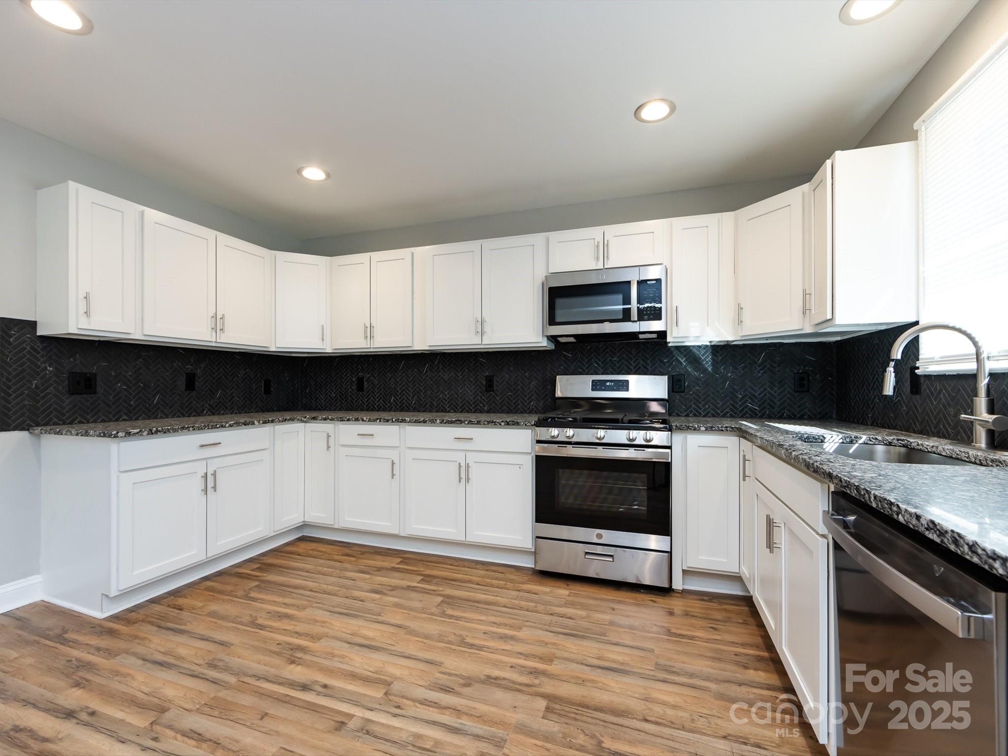 406 Harris Lane Property Photo 14