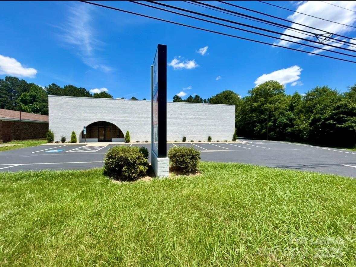 2520 W Roosevelt Boulevard Property Photo 1