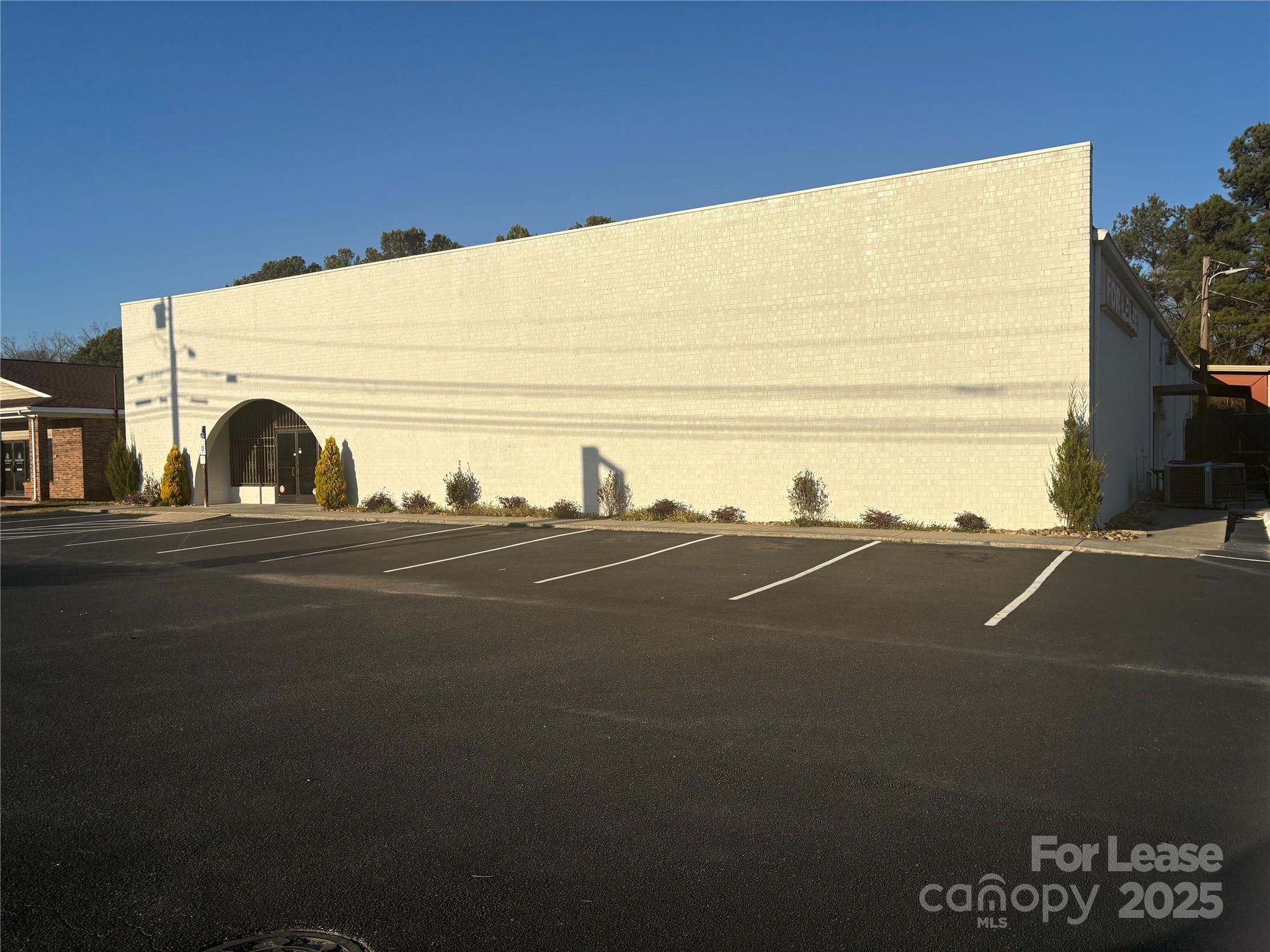 2520 W Roosevelt Boulevard Property Photo 2
