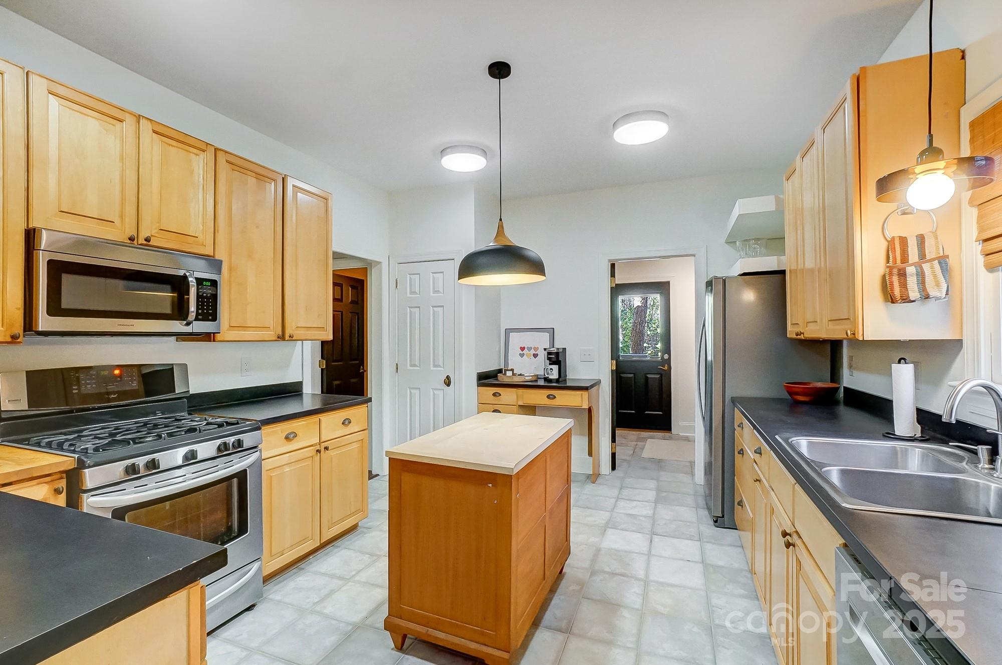 6610 Rolling Ridge Drive Property Photo 17