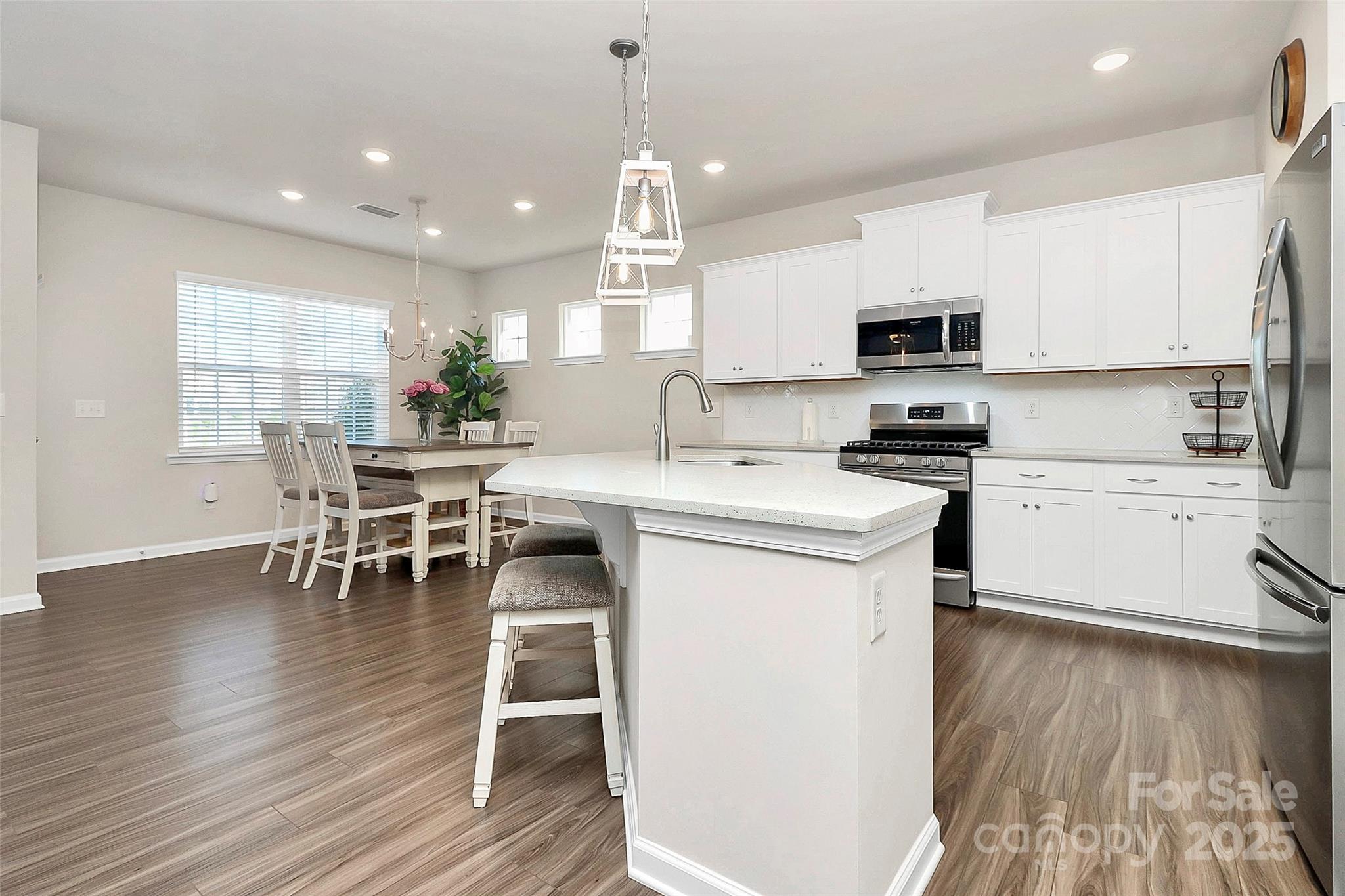 913 Deep River Way Property Photo 3