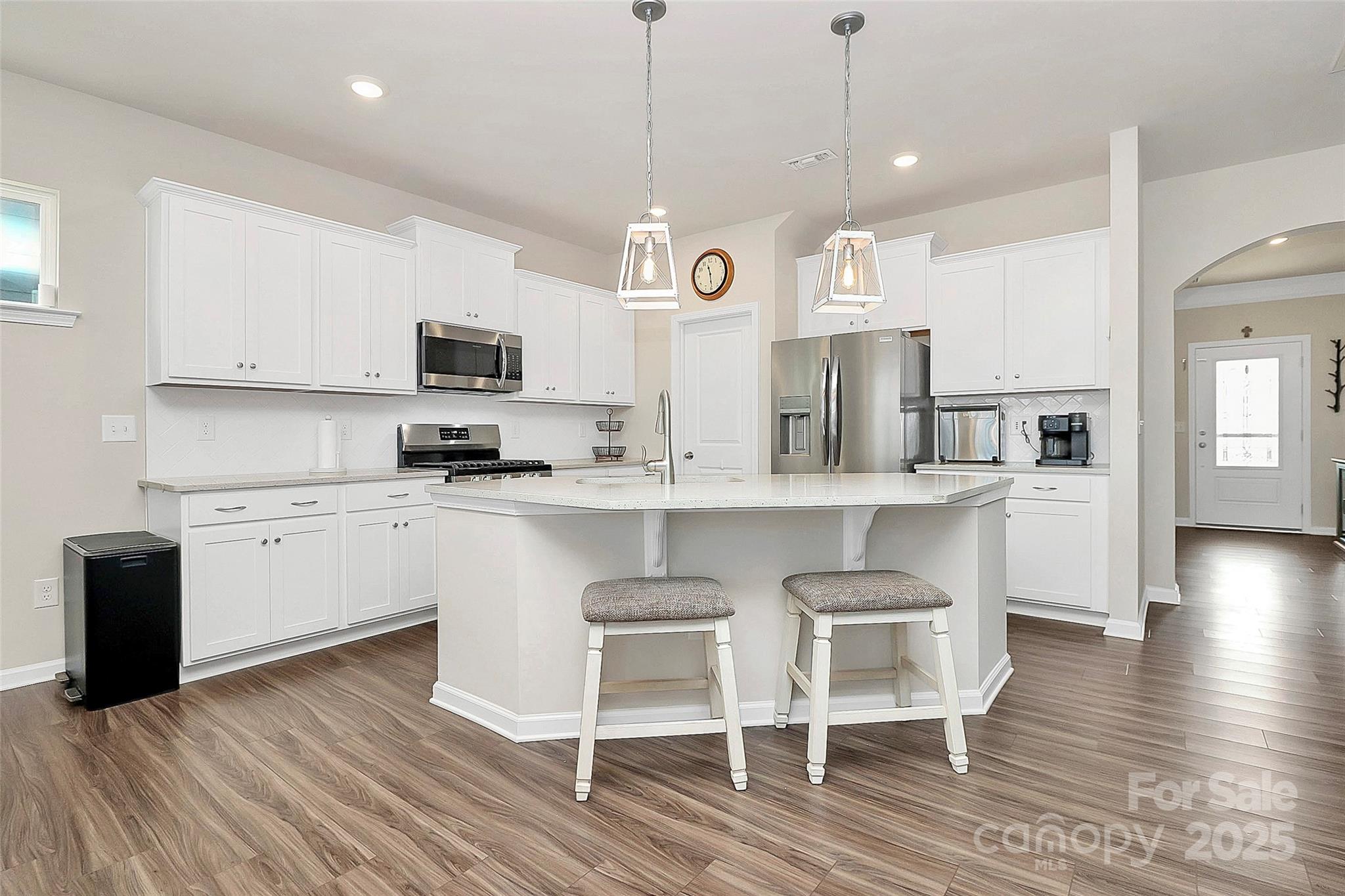 913 Deep River Way Property Photo 4