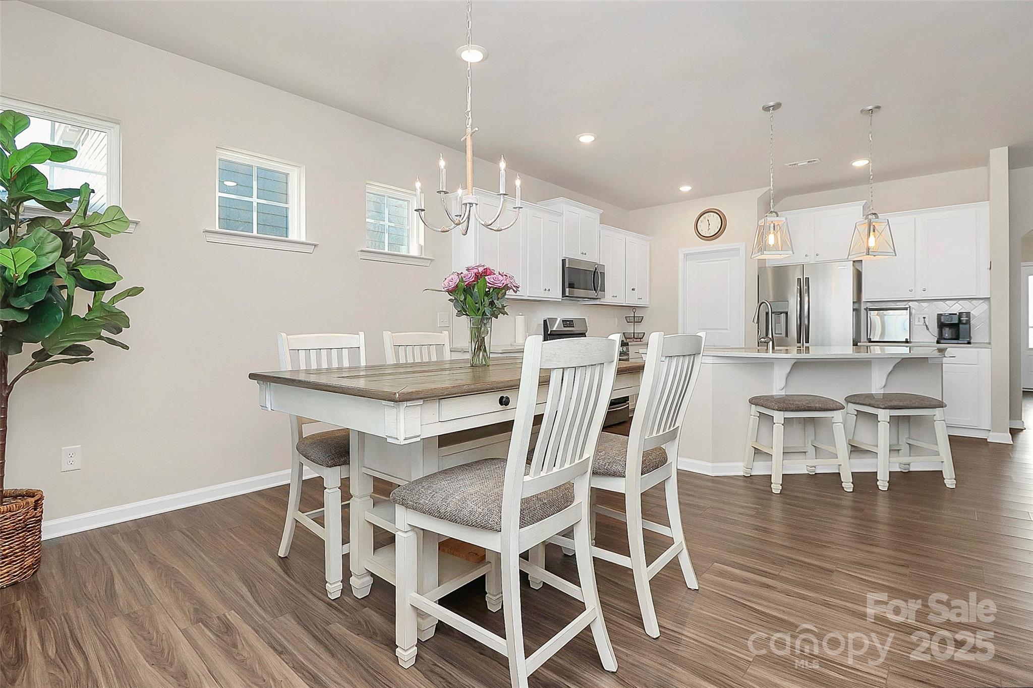 913 Deep River Way Property Photo 6