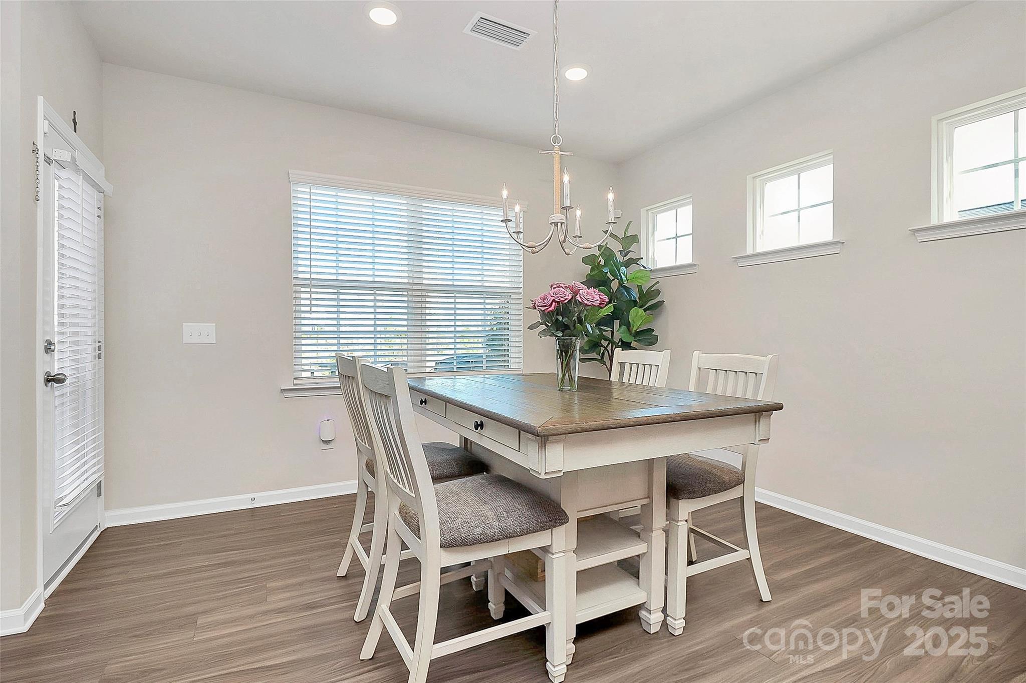 913 Deep River Way Property Photo 7