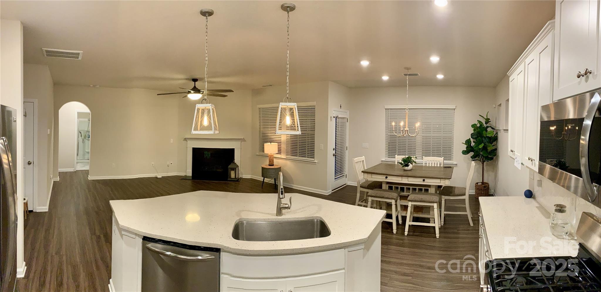 913 Deep River Way Property Photo 8