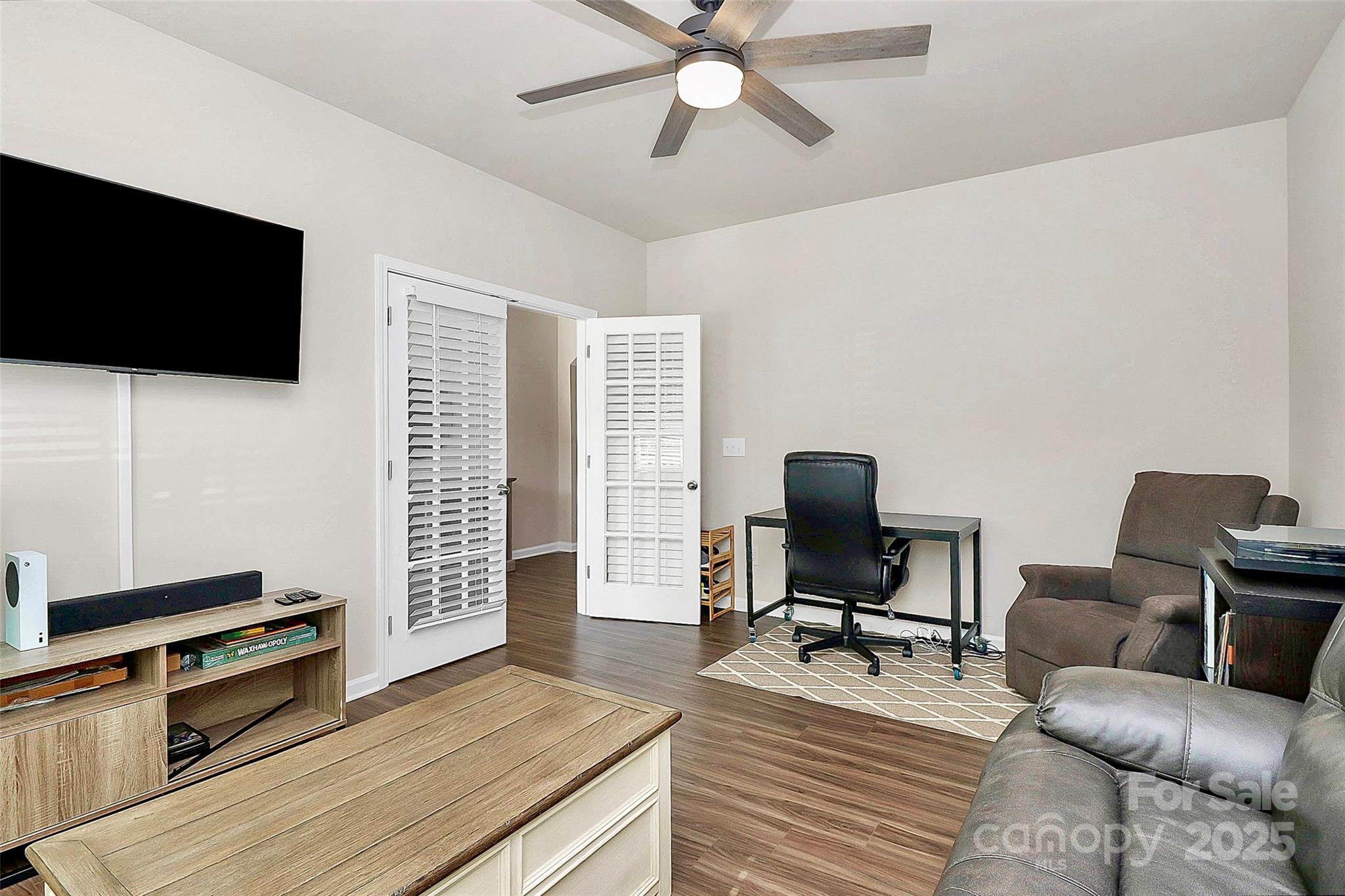 913 Deep River Way Property Photo 12