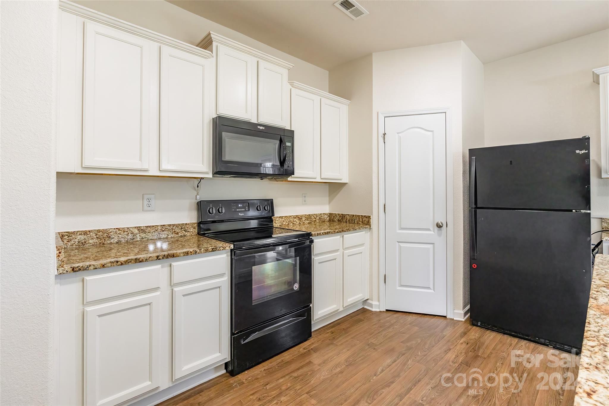 8127 Paw Club Drive Property Photo 12