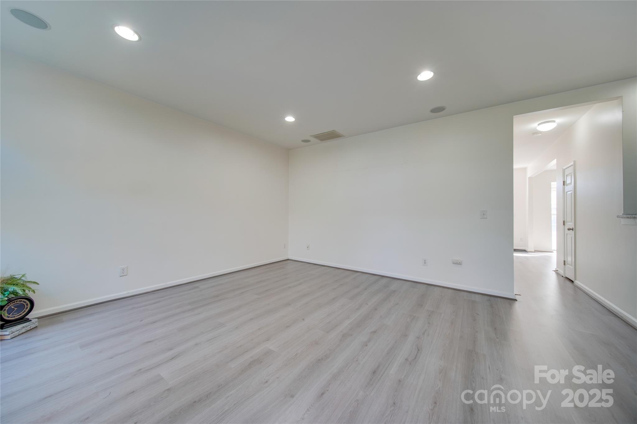 11628 Eastwind Drive Property Photo 5