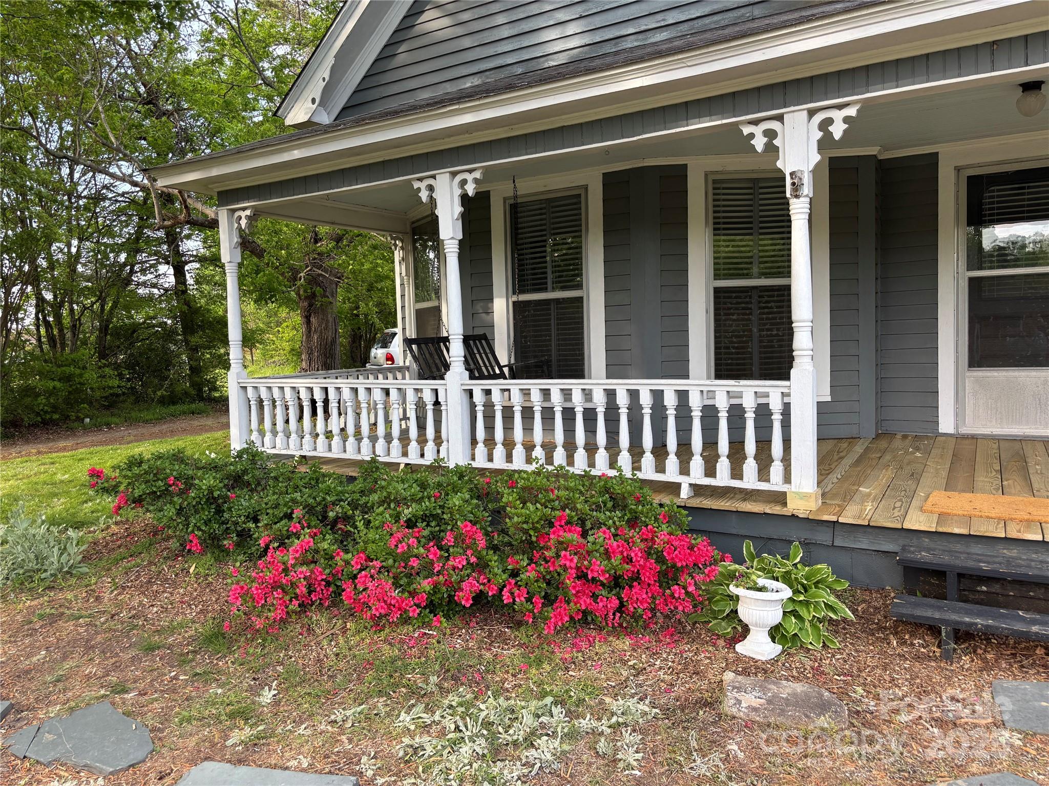 4220 Woodleaf Road Property Photo 2
