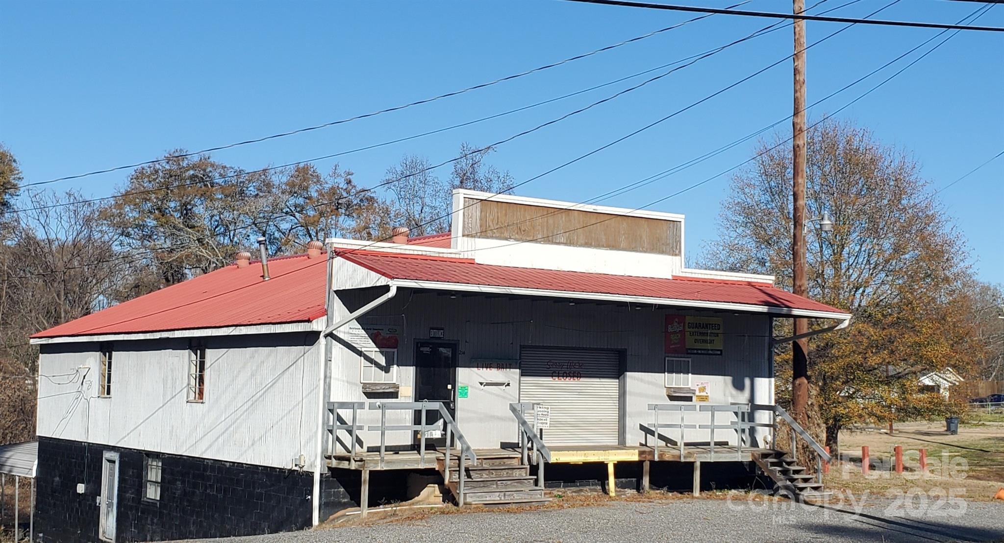 214 E Trade Street Property Photo 1