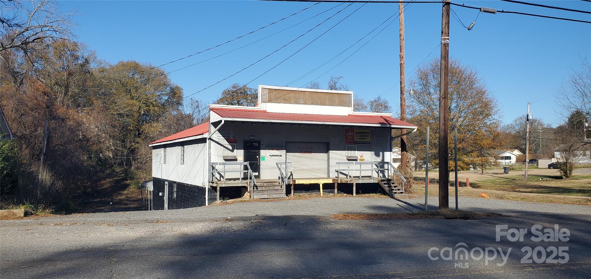 214 E Trade Street Property Photo 3