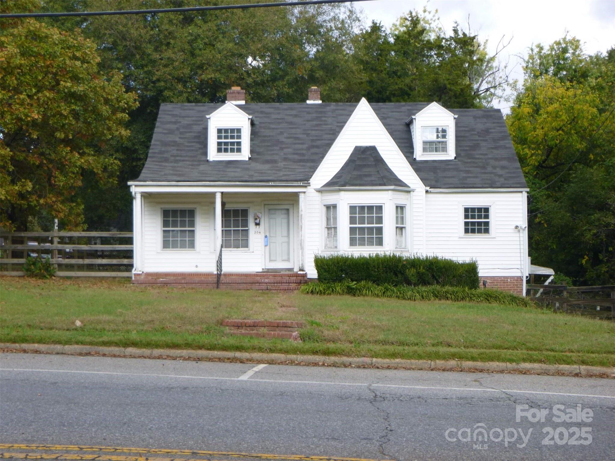 214 E Trade Street Property Photo 4
