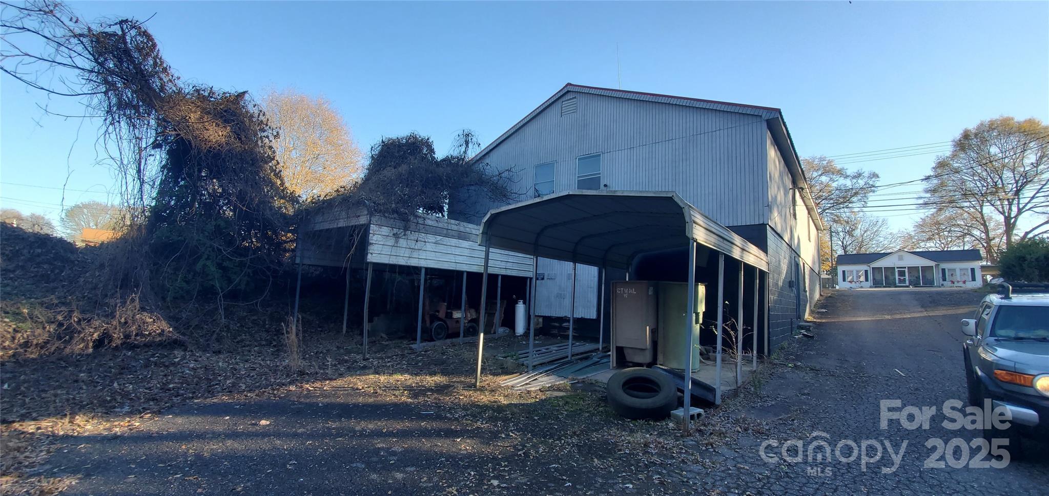 214 E Trade Street Property Photo 8