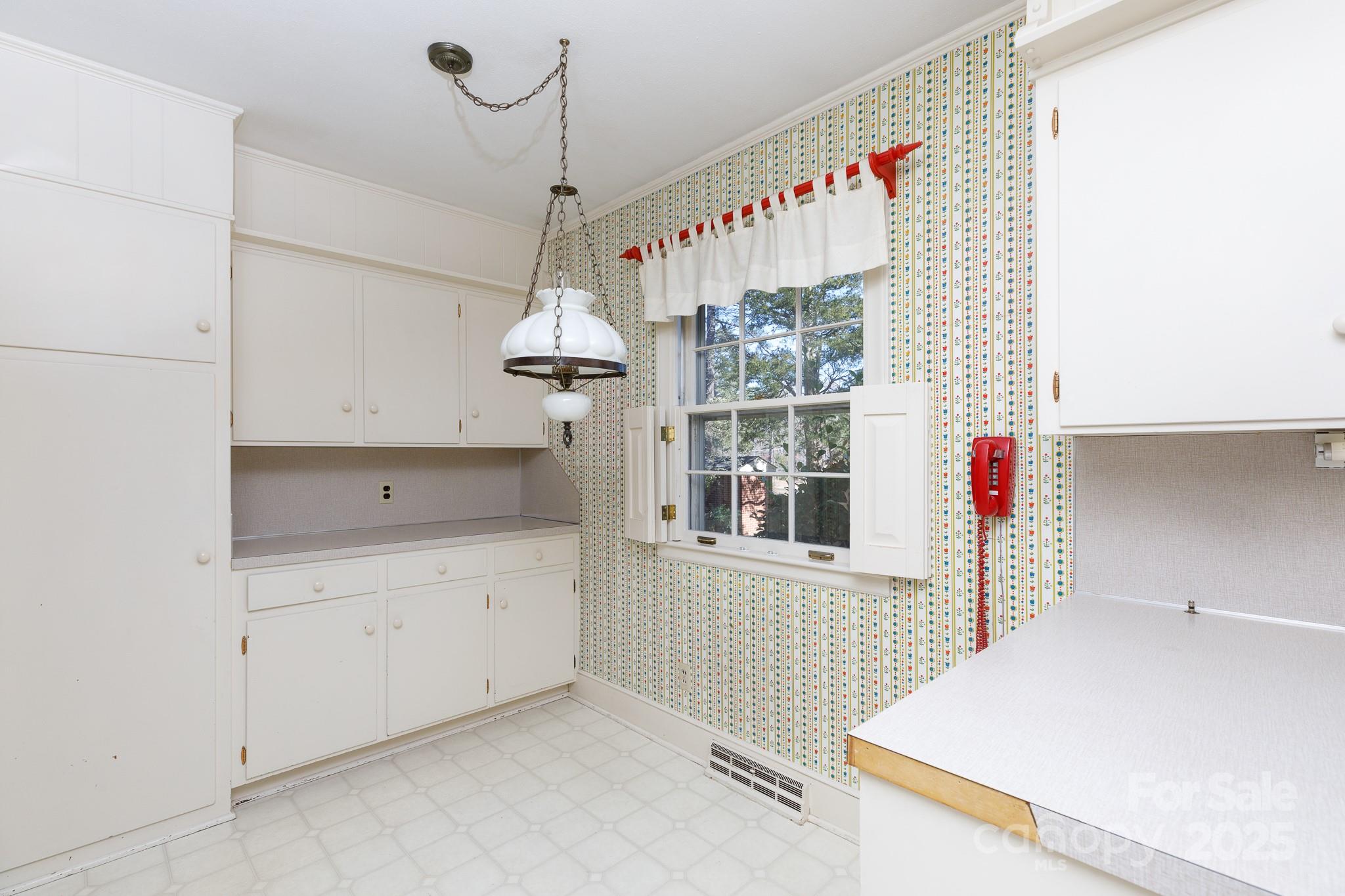 829 Rawlinson Road Property Photo 4